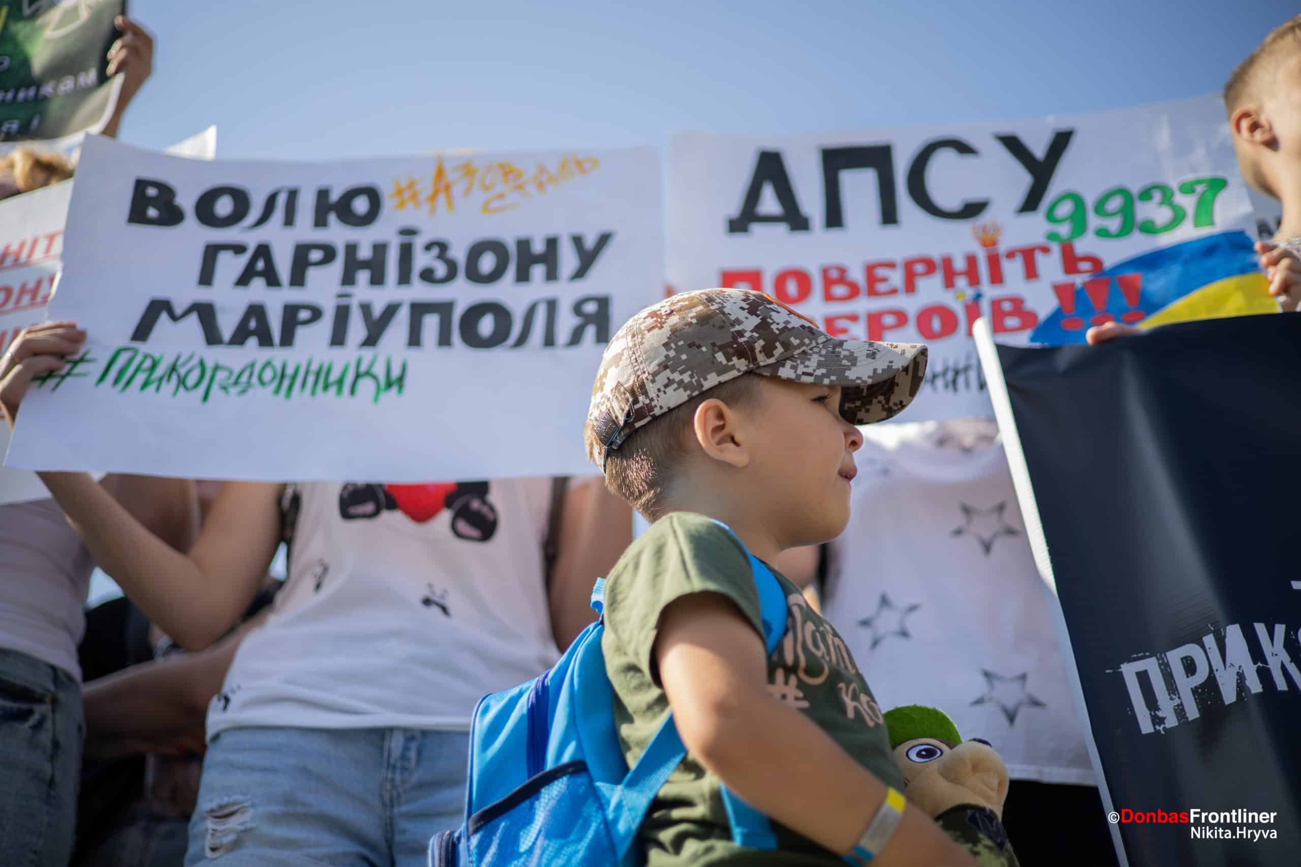 «Ми всі живемо надією». У Києві відбулася акція на підтримку Маріупольського гарнізону