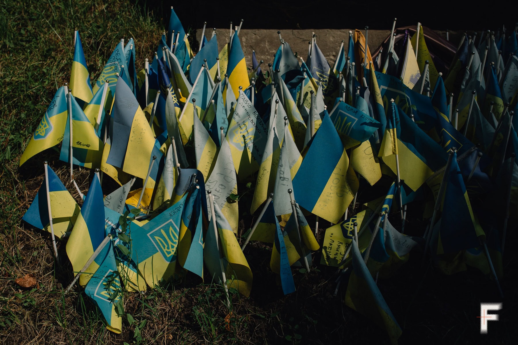 Українські прапори лежать на підлозі