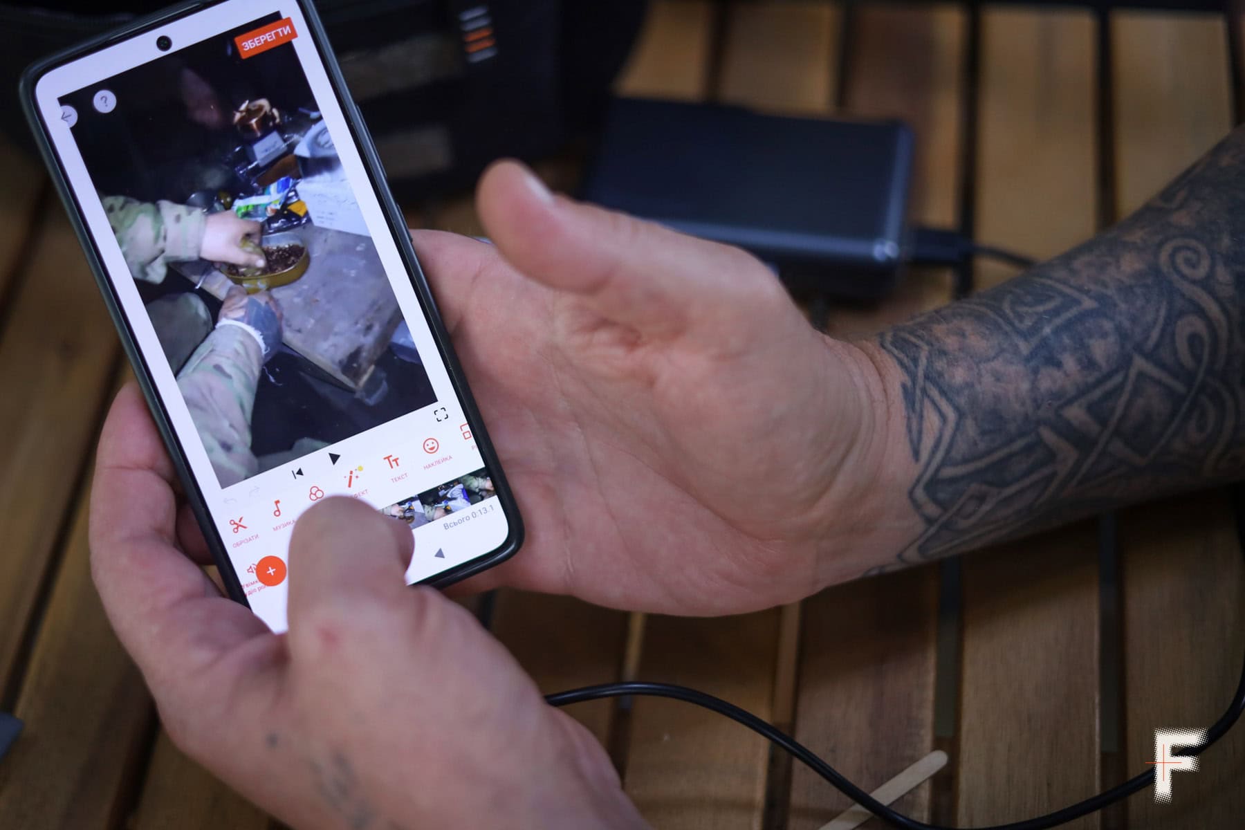 Руки тримають телефон із відображеним фото на екрані