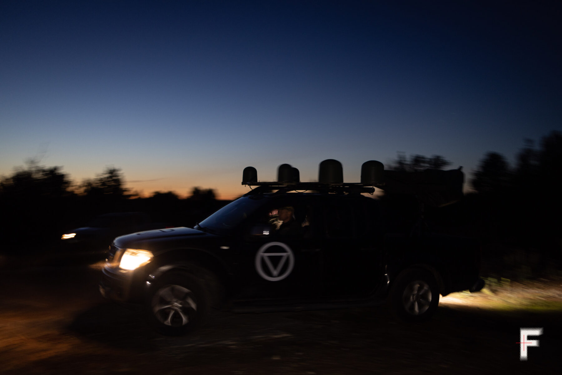 Автомобіль мобільної вогневої групи вирушає на вогневі позиції.