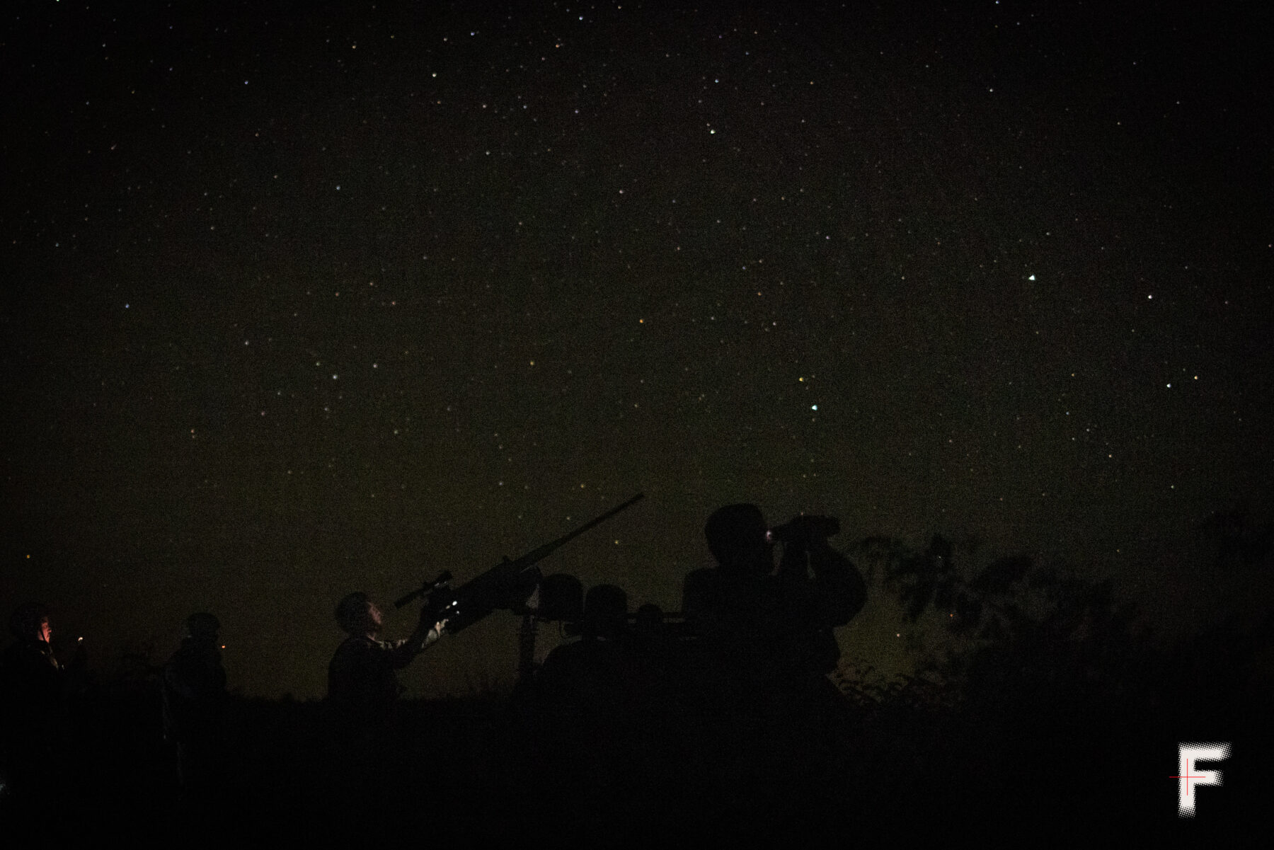 Бійці мобільної вогневої групи оглядають територію з автомобіля під час пошуку ворожих цілей.