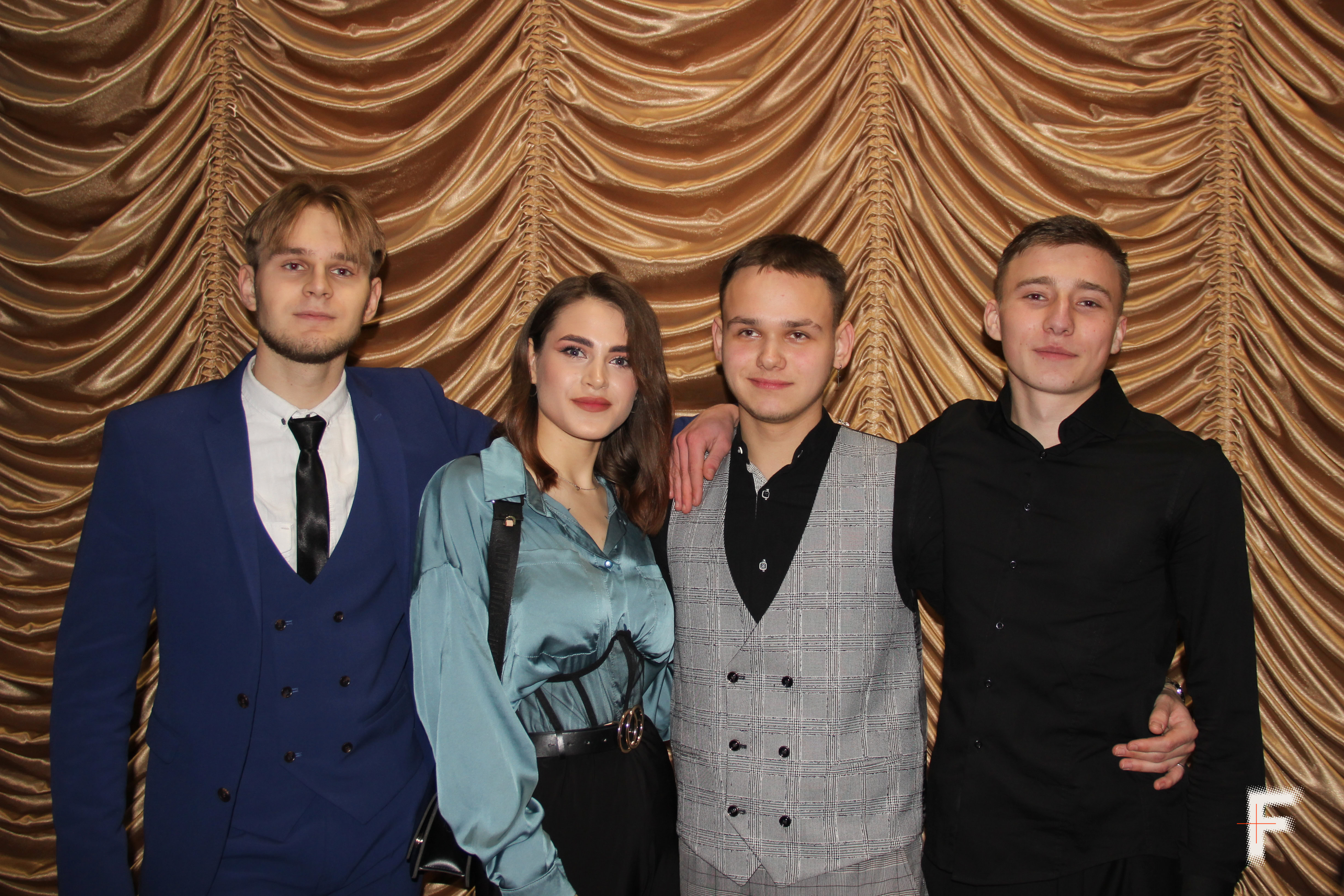 Фотографія чотирьох молодих людей на випускному.