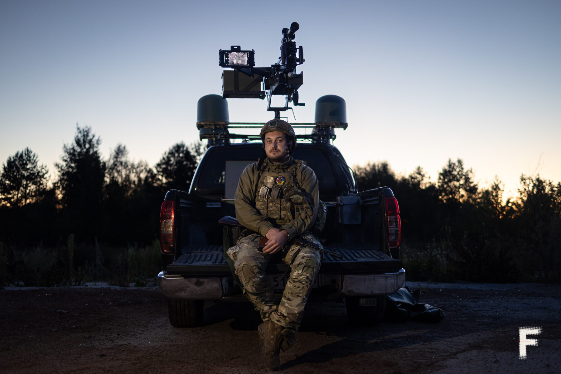 Портрет командира який сидить в автівці.