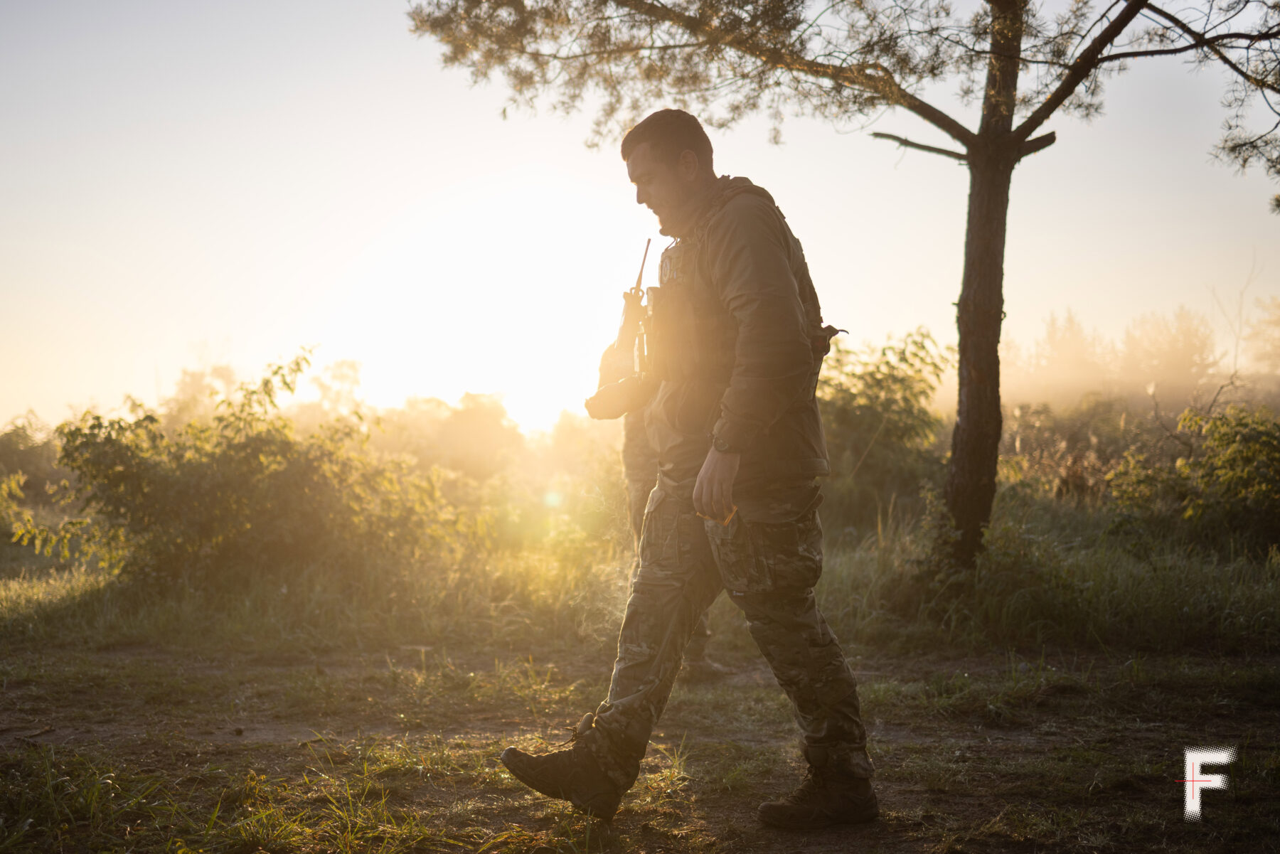 Війсковий на бойовому чергуванні під час світанку в зоні відчуження.