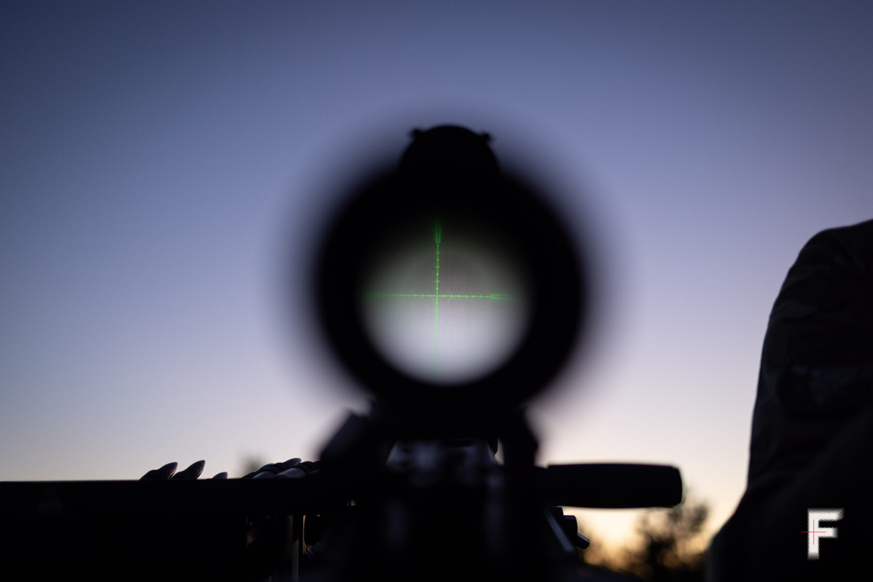 Приціл кулемета «Гетьман» спрямований у небо для виявлення ворожих цілей.