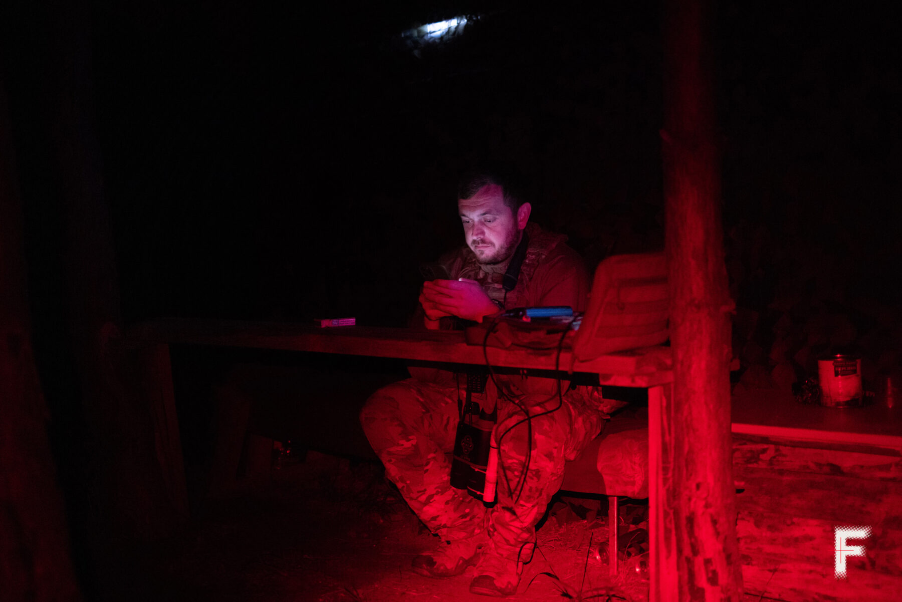 Стрілець під час нічного чергування мобільної вогневої групи уважно стежить за небом.