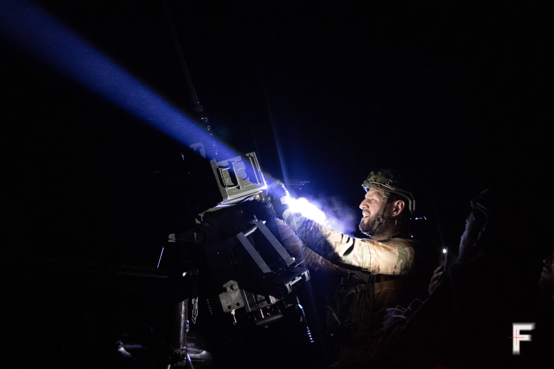 Стрілець налаштовує кулемет перед чергуванням.