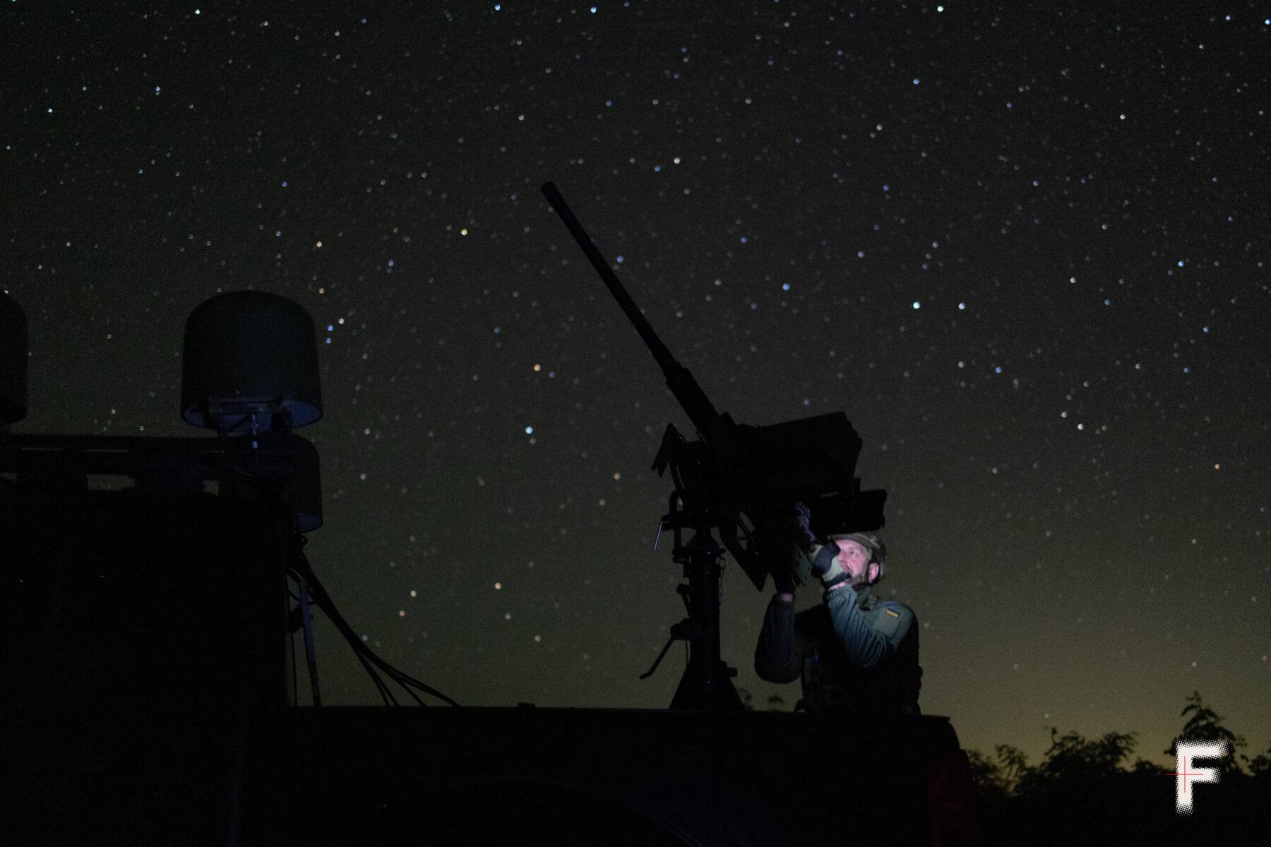 Стрілець веде спостереження за небом намагаючись виявити ворожий безпілотник.