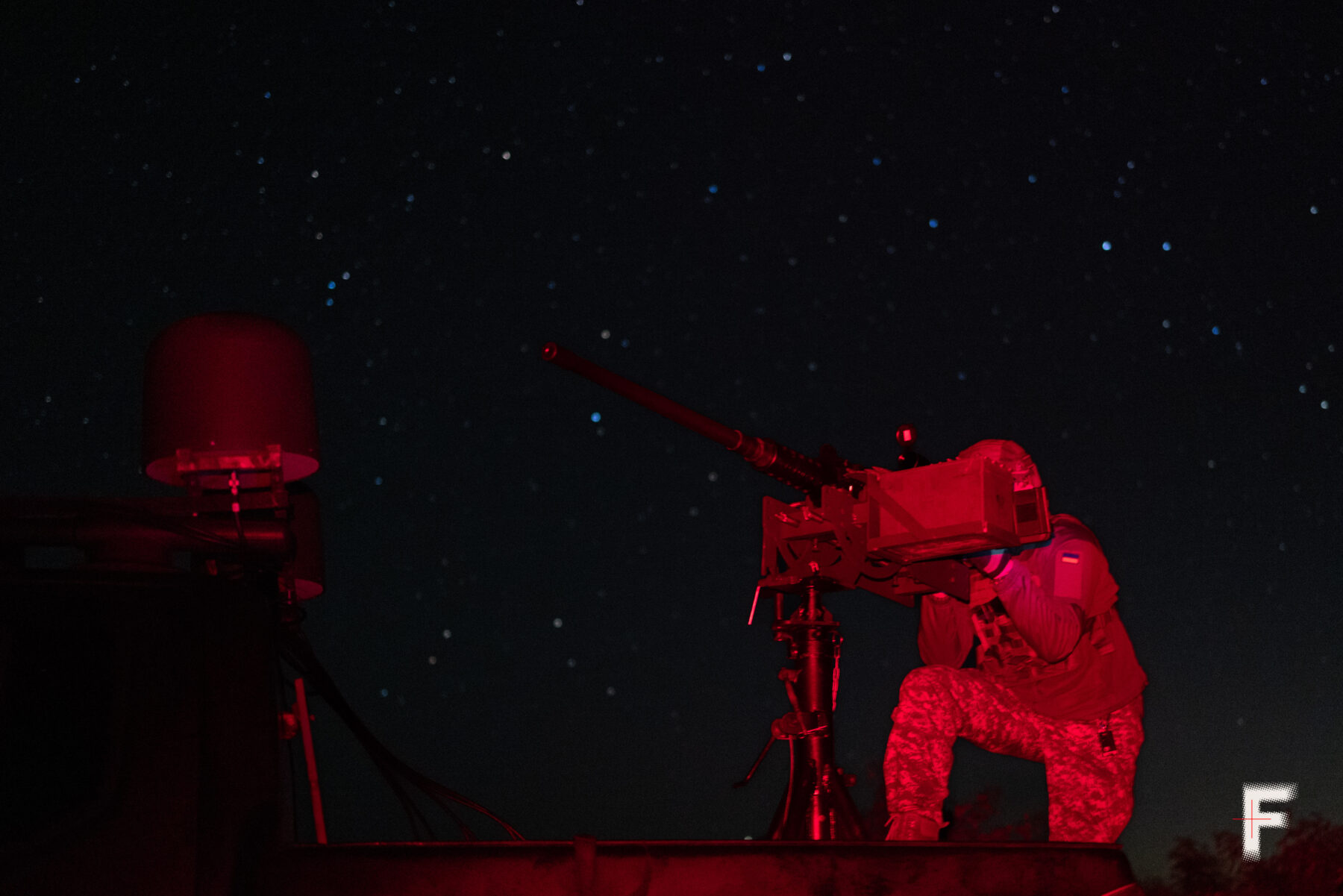 Військовослужбовець стежить за небом, очікуючи появи ворожого дрона