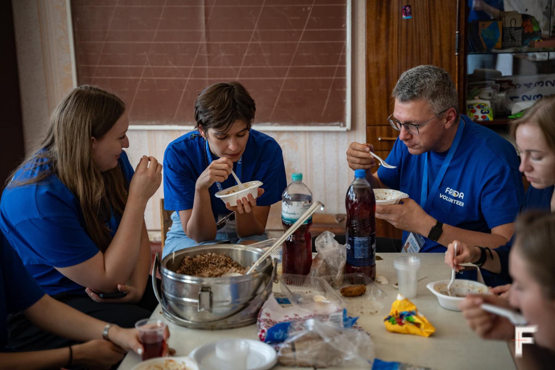 Волонтери-лікарі з місії «Фріда» відпочивають під час обіду.