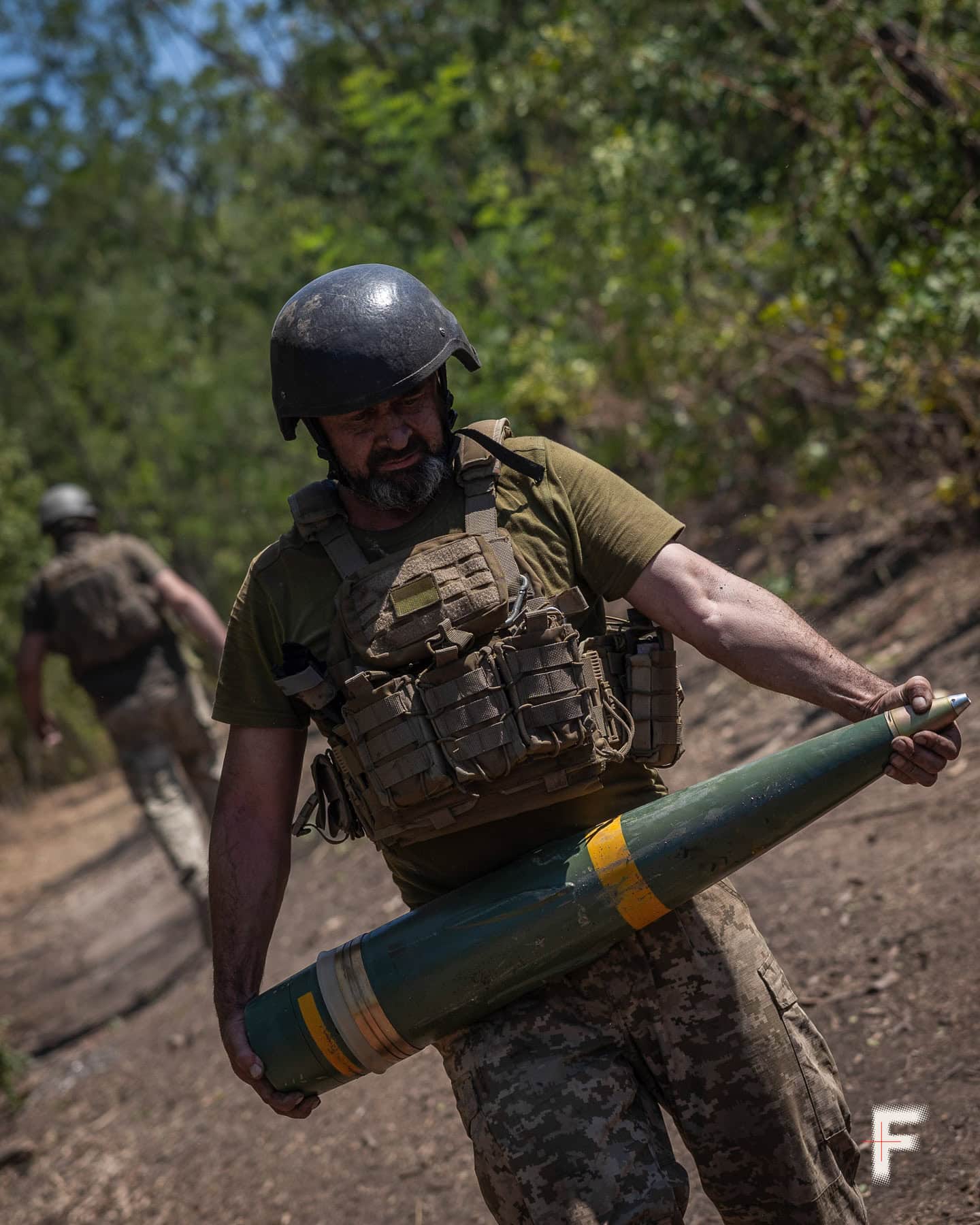 Військовослужбовець несе амуніцію.