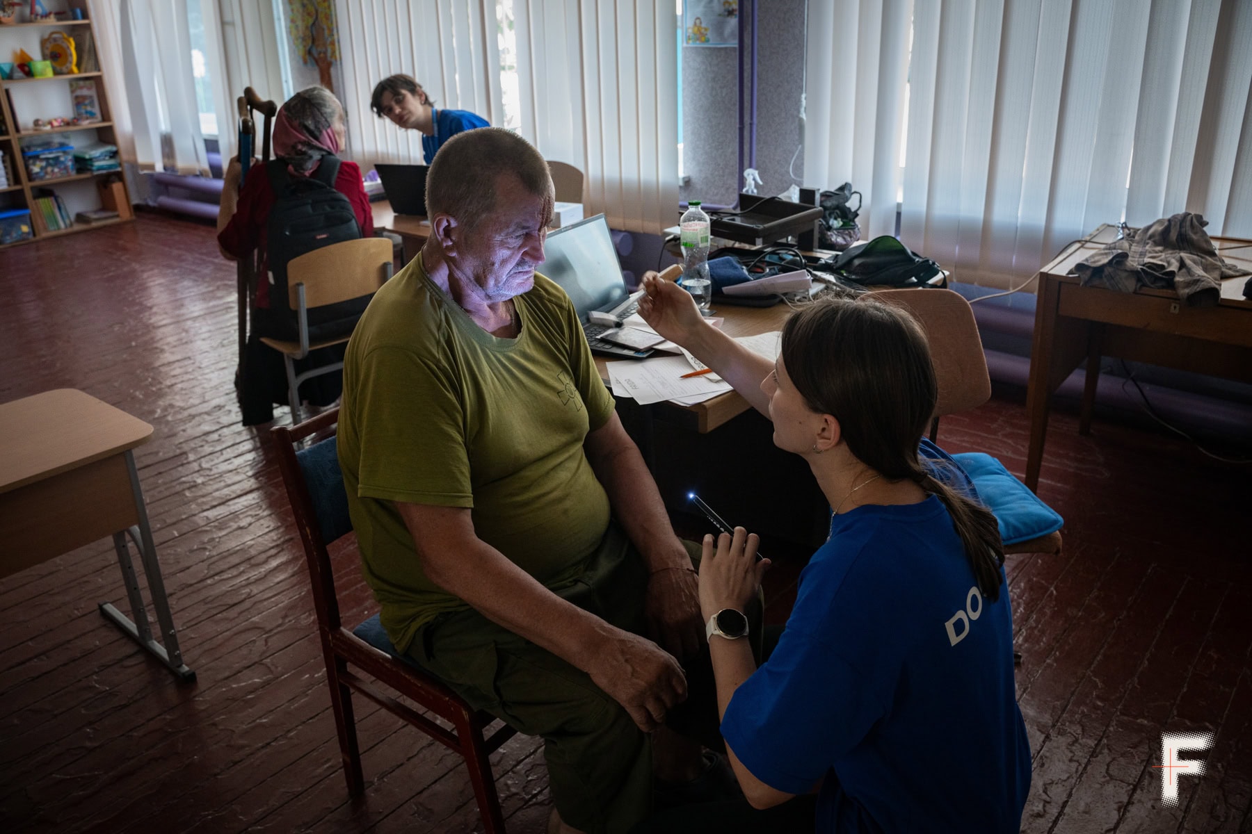 Лікарка з місії «Фріда» проводить огляд чоловіка.