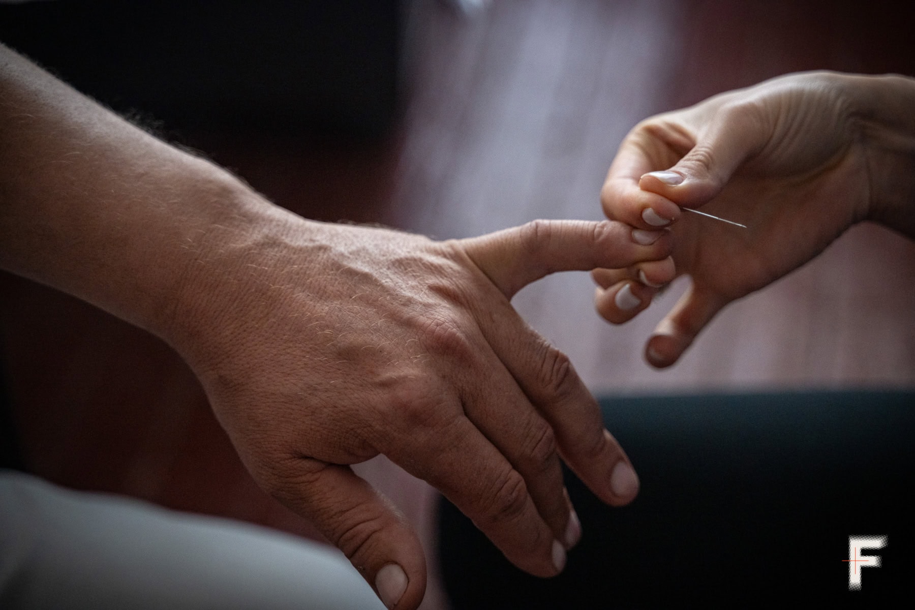 Дві руки — лікар перевіряє стан пацієнта.