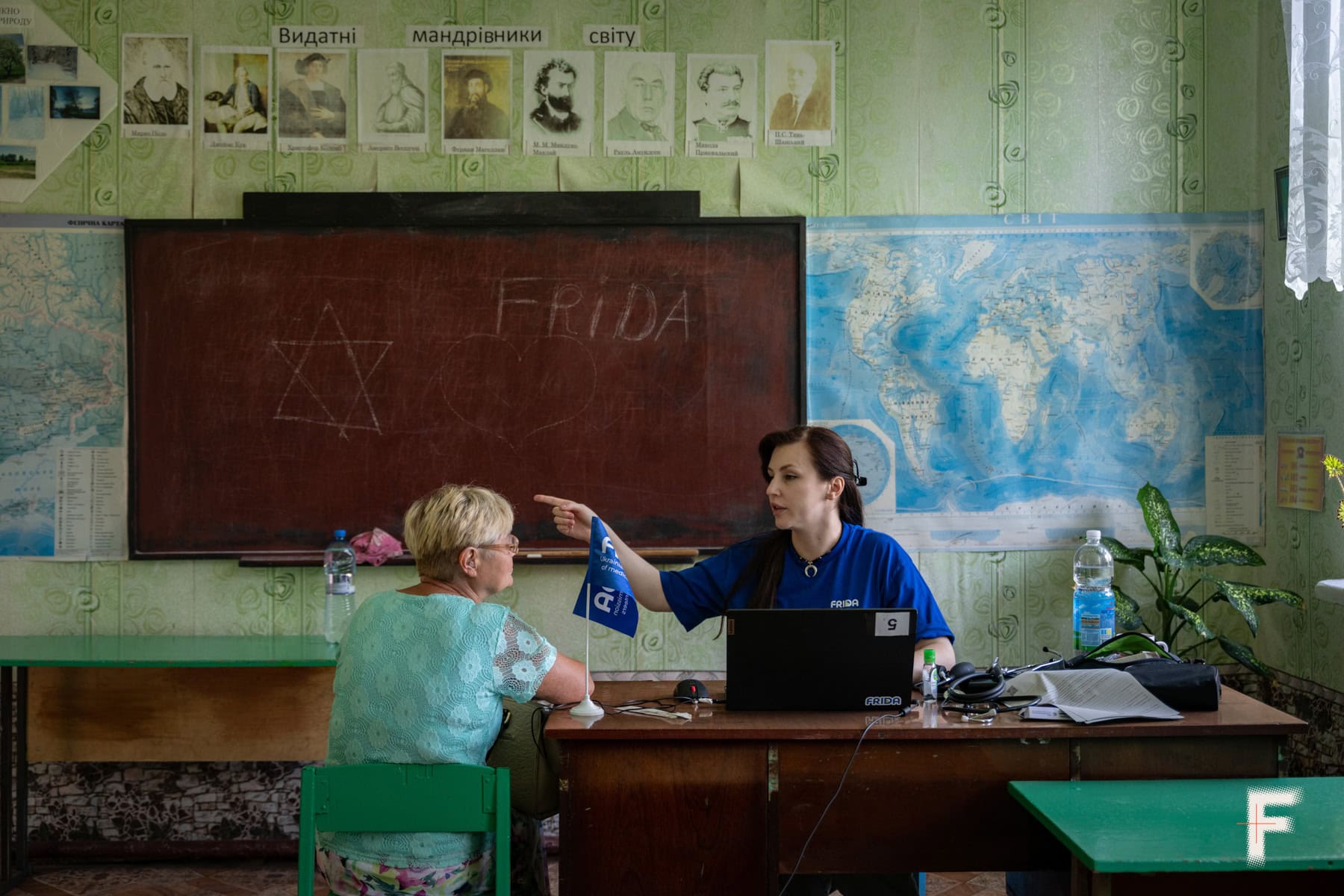 Пацієнтка на прийомі у волонтерки-лікарки з місії «Фріда» у школі.