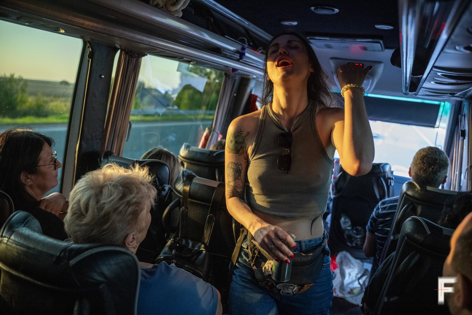 Молода жінка з татуюванням у громадському транспорті під час поїздки.