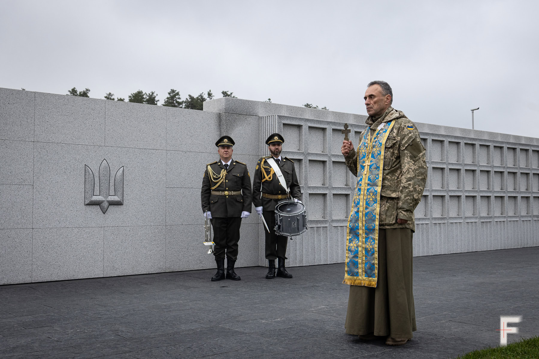 Військовий капелан і оркестр під час церемонії поховання
