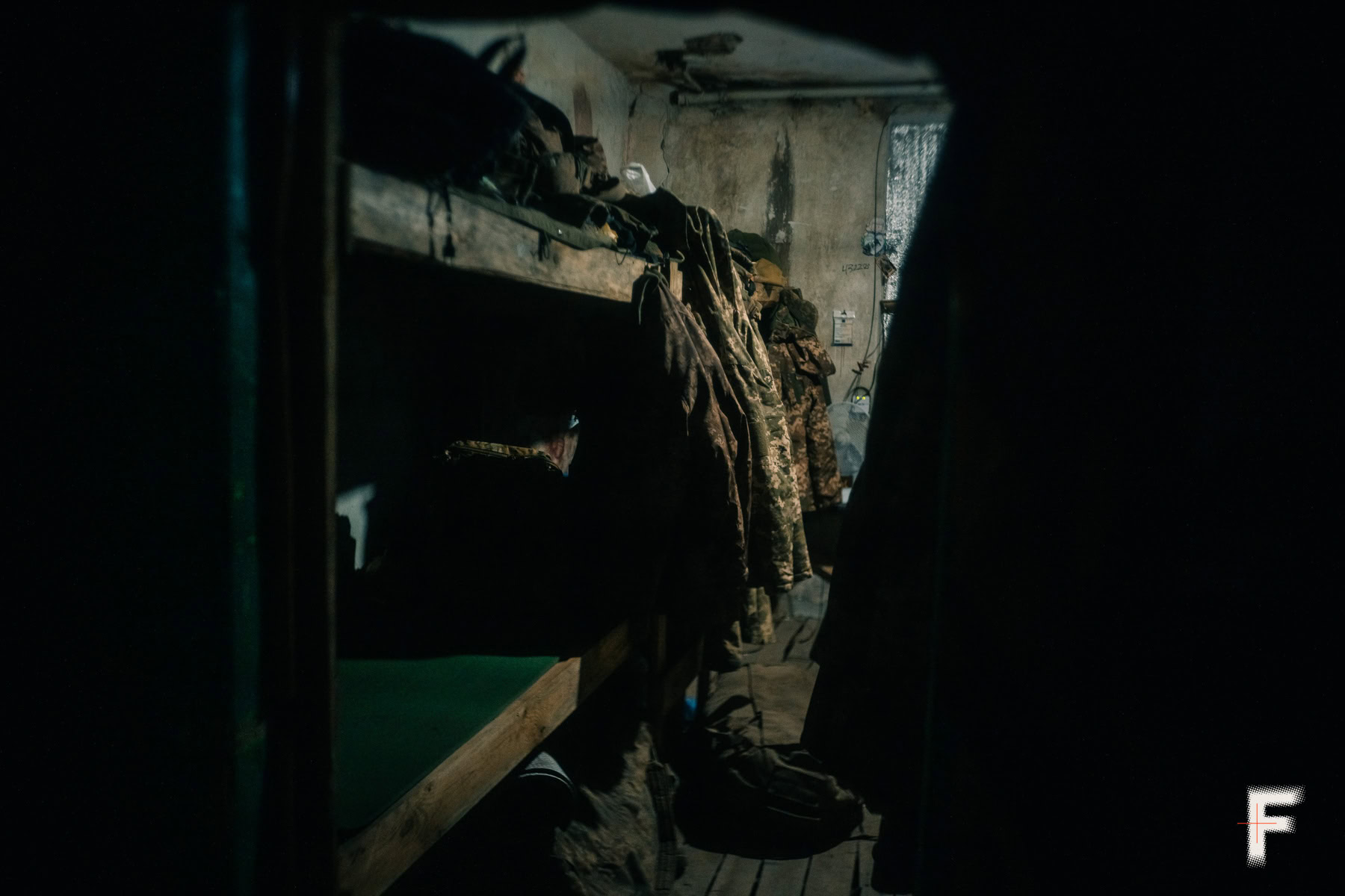 Військові форми висять над ліжками