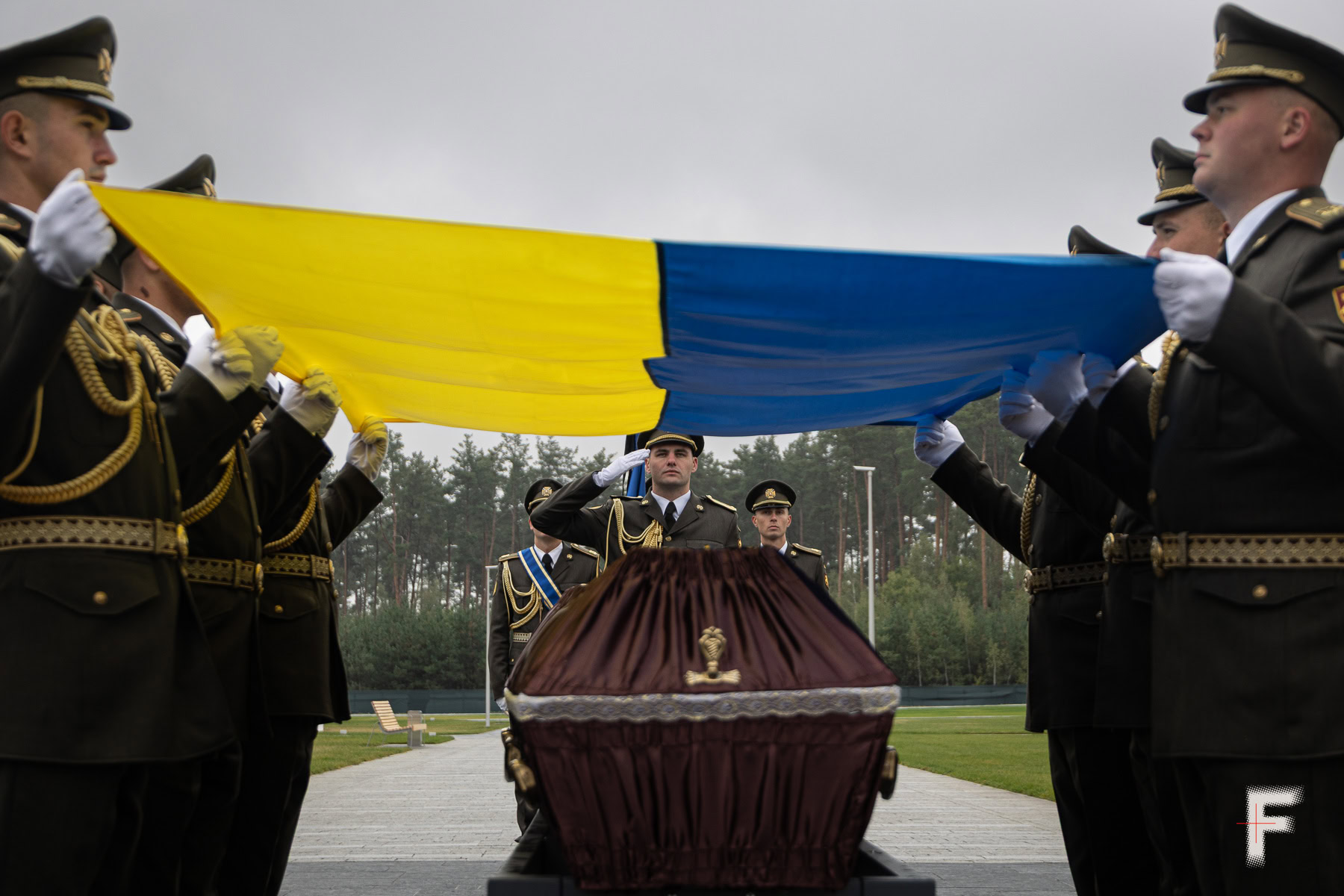 Гідне поховання полеглих військових: труднощі для родичів, нестача місць та протести