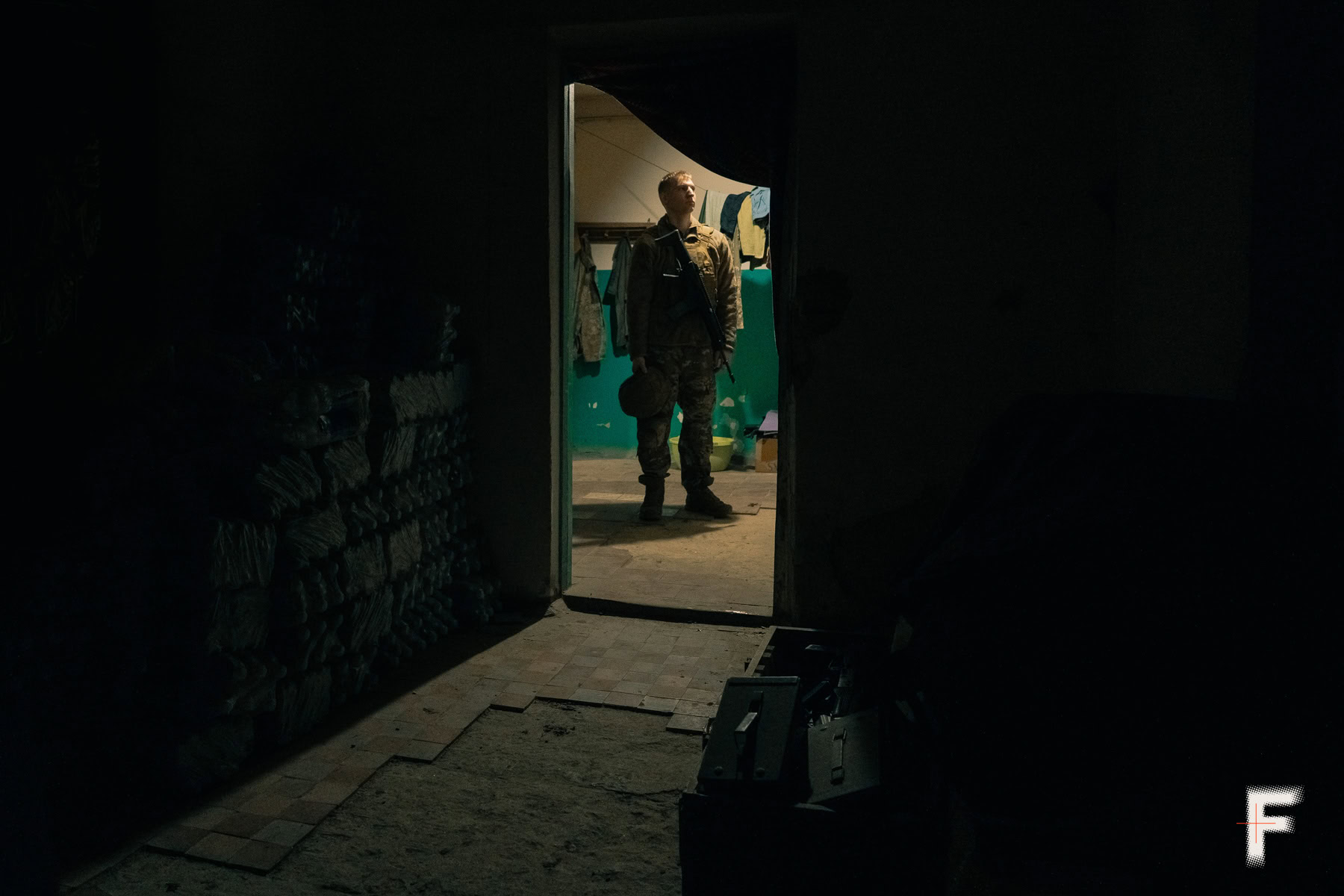 Військовий стоїть у дверях хати