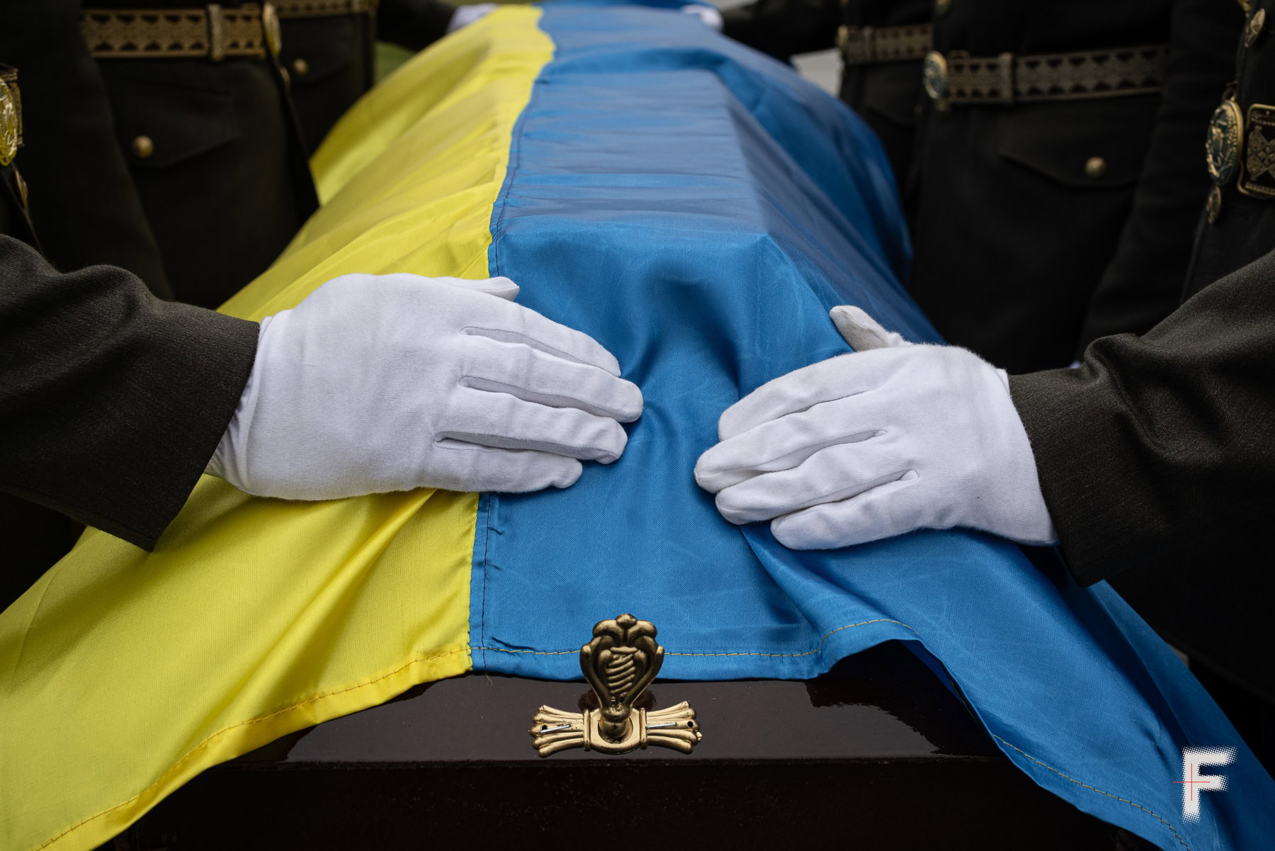 Гідне поховання полеглих військових: труднощі для родичів, нестача місць та протести