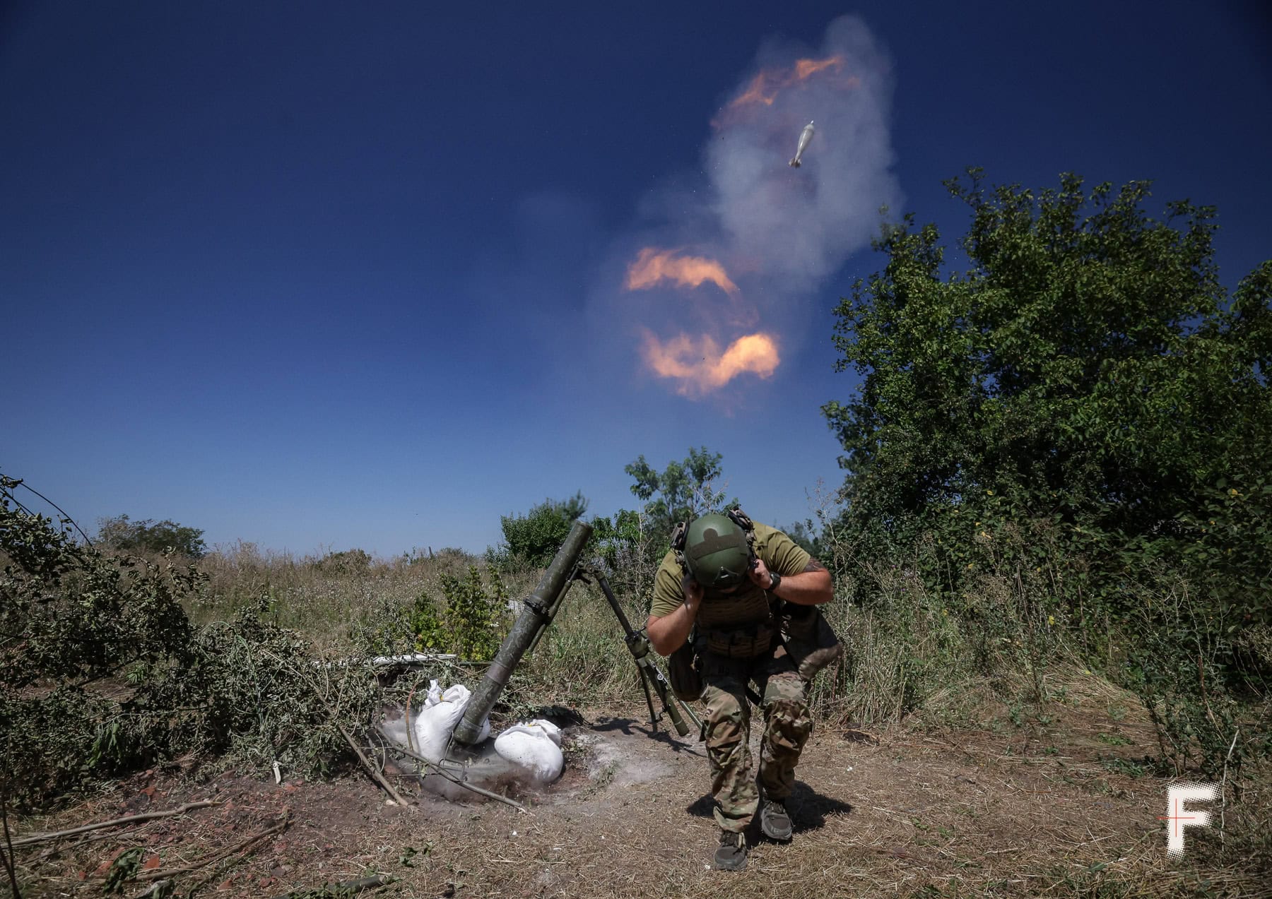 Військовослужбовець стріляє зі зброї.
