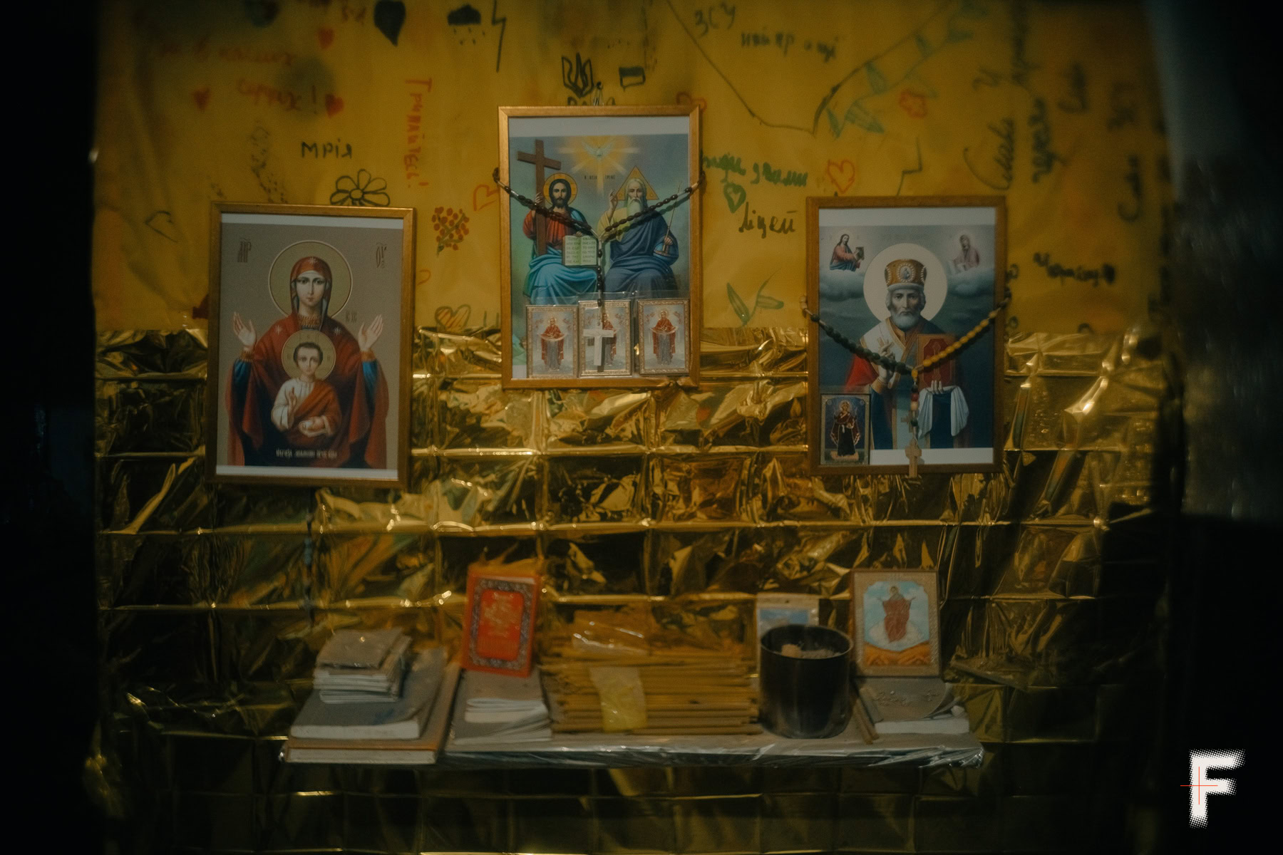 Стіна з іконами та свічами та молитвами