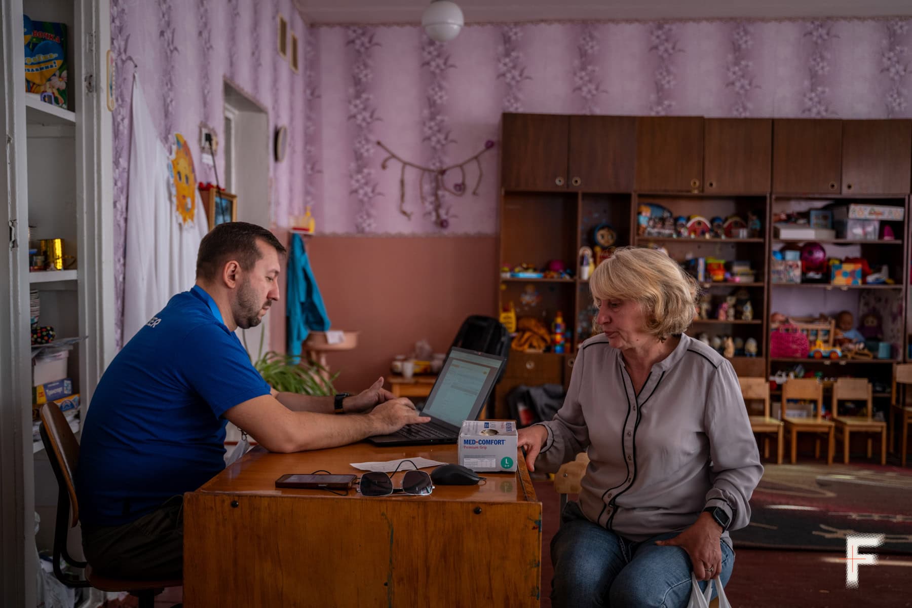 Лікар проводить медичний огляд пацієнтки.