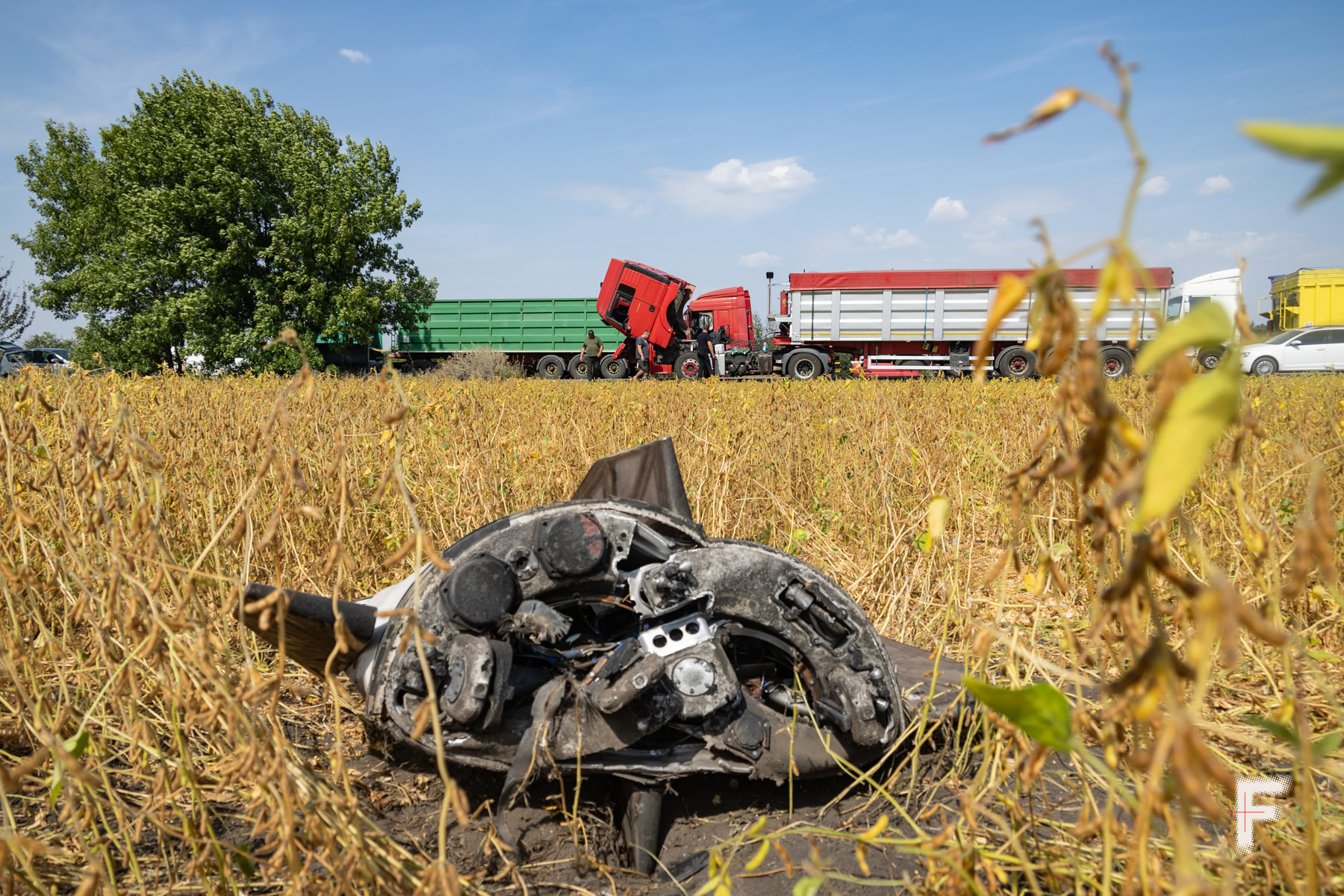 Хвостова частина російської ракети «Іскандер», що впала в поле сої біля колони зерновозів.