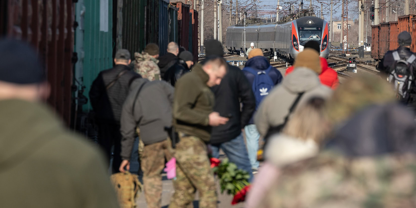 Потяг з Києва прибуває до Краматорська, де військові чекають коханих у День святого Валентина, 2025 рік.