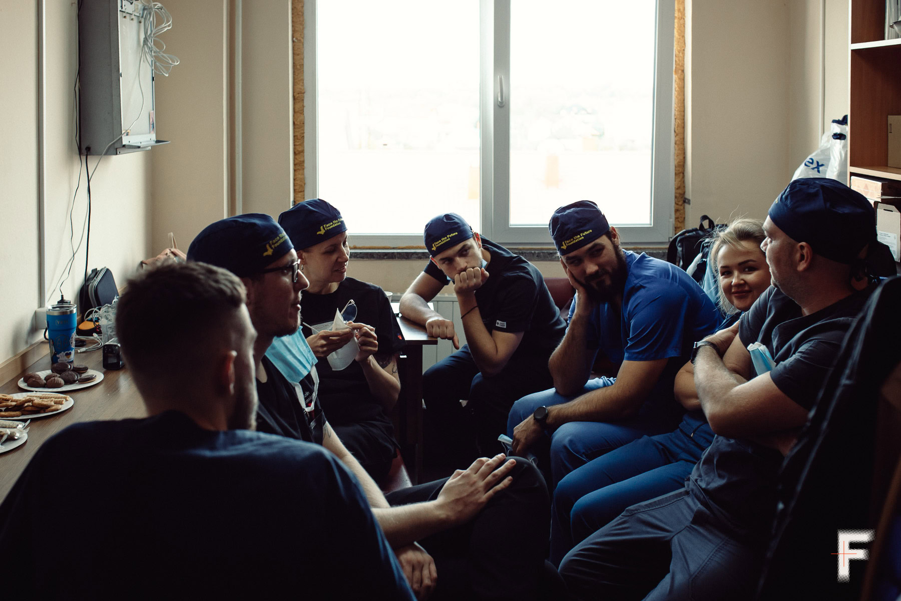 Медична команда відпочиває під час перерви між операціями.