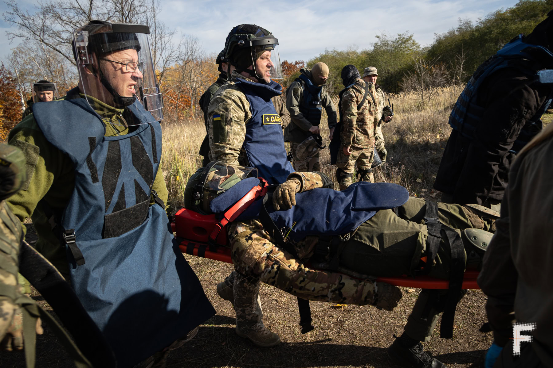 Сапери евакуюють пораненого товариша