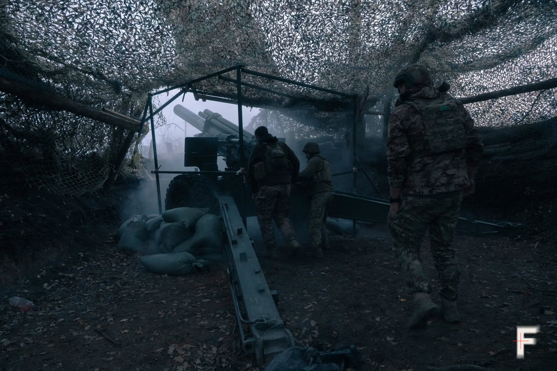 Українські військові ведуть артилерійський вогонь по позиціях ворога.