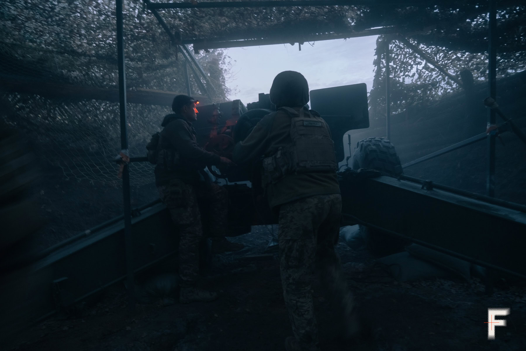 Екіпаж артилерійського розрахунку готується до точного пострілу по цілях противника.