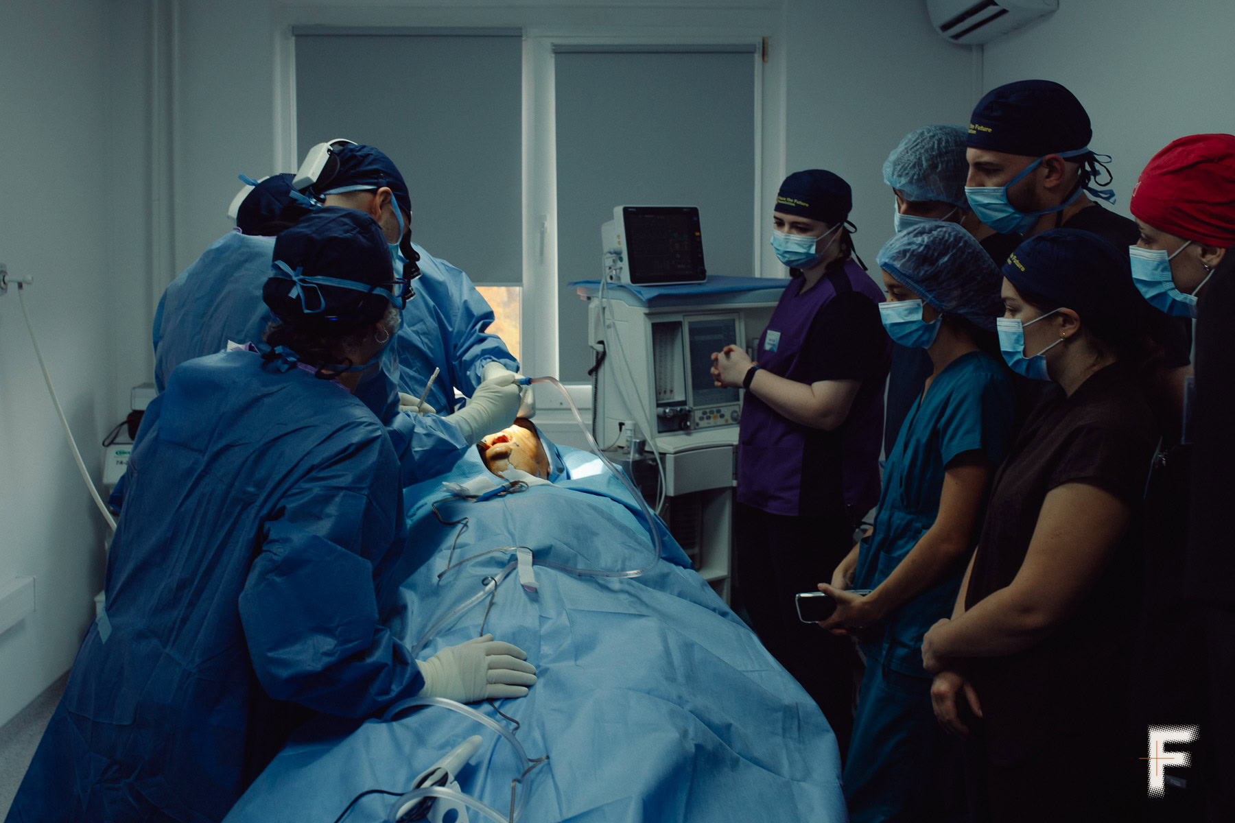 Хірурги виконують реконструктивну операцію обличчя у спеціалізованій клініці.