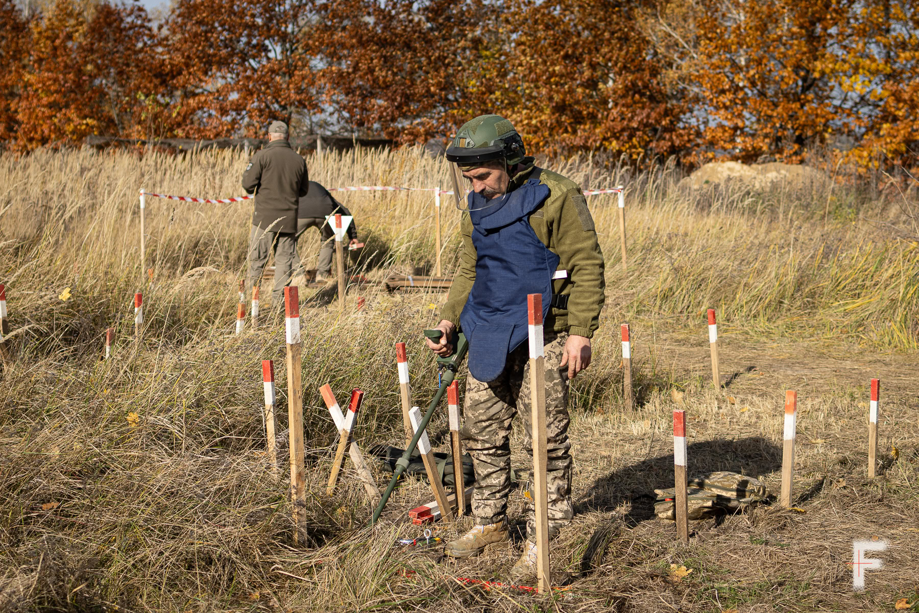 Сапер шукає міни на відкритій місцевості