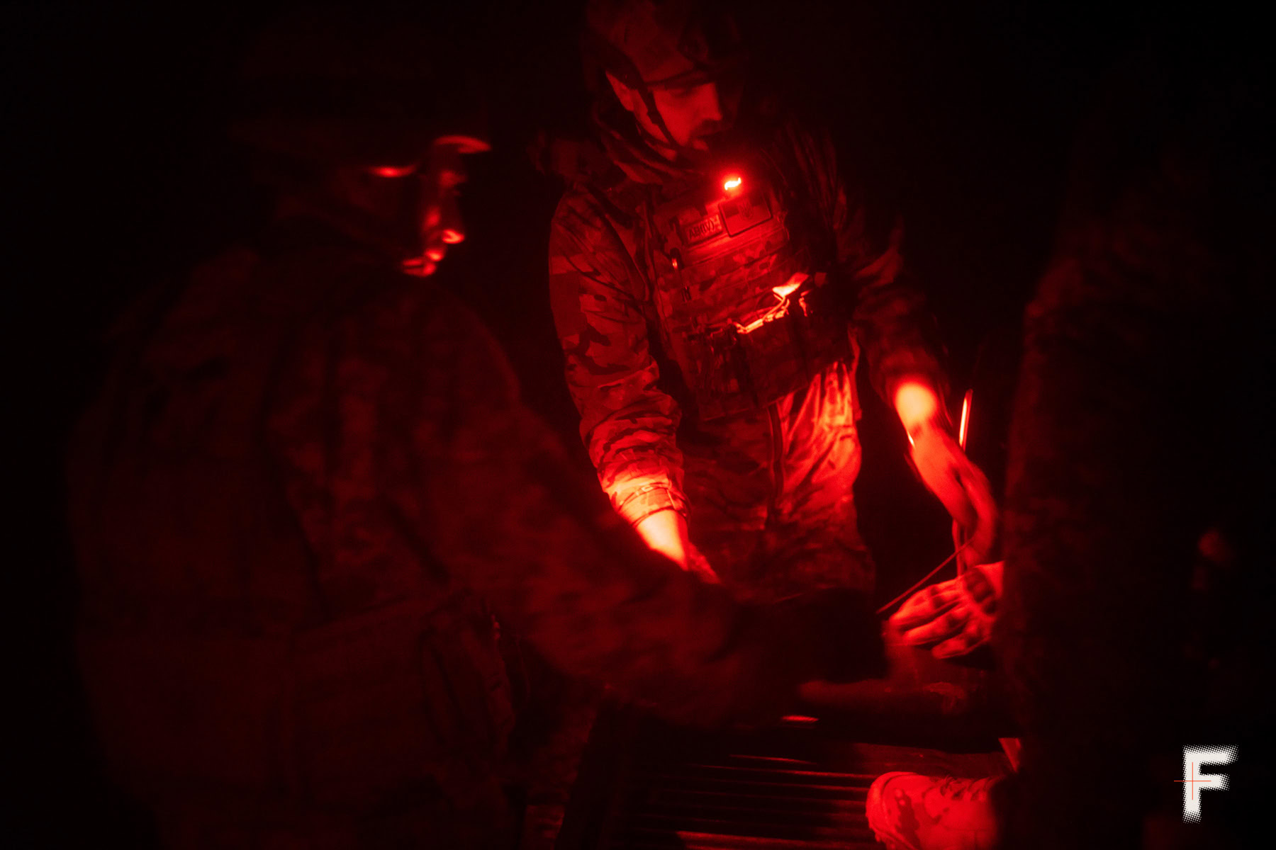 Українські артилеристи проводять нічну перевірку гармати перед бойовим чергуванням.