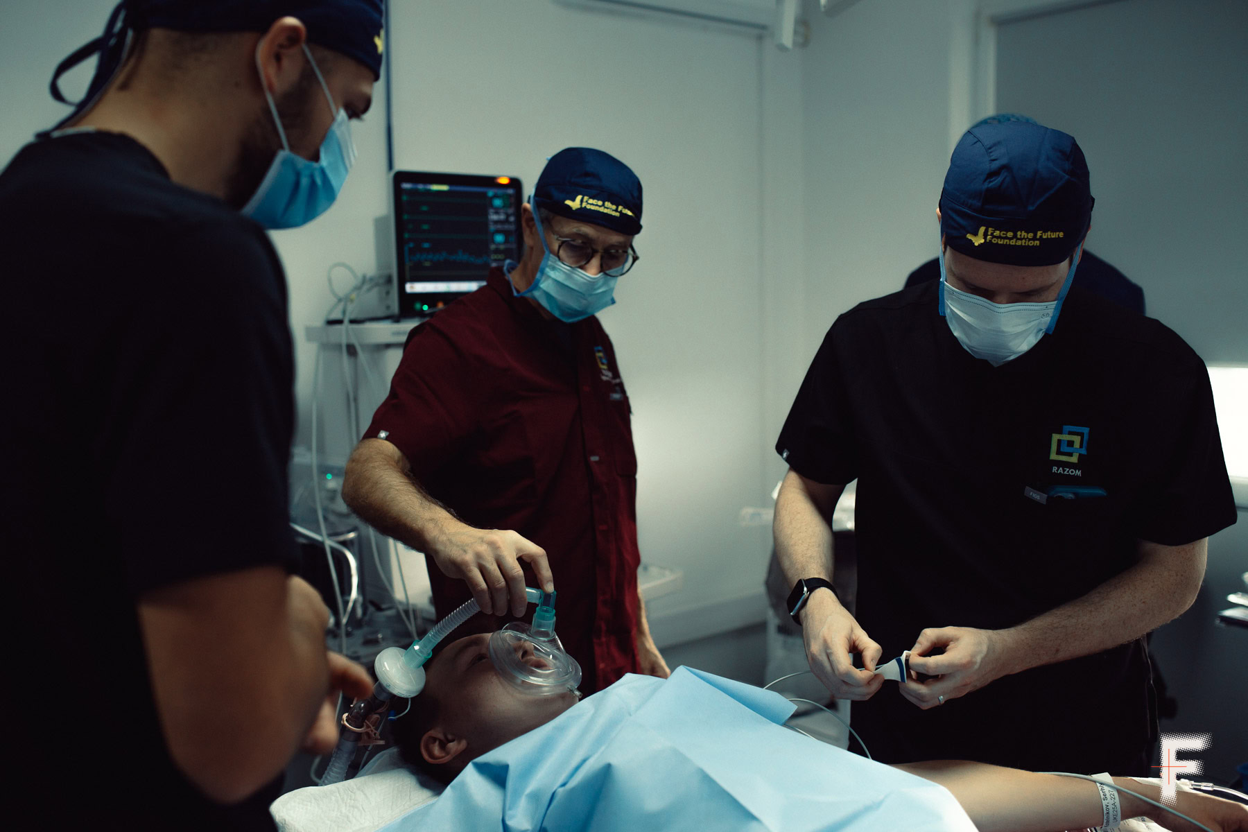 Обличчям до майбутнього: як міжнародна команда хірургів рятує обличчя військовим