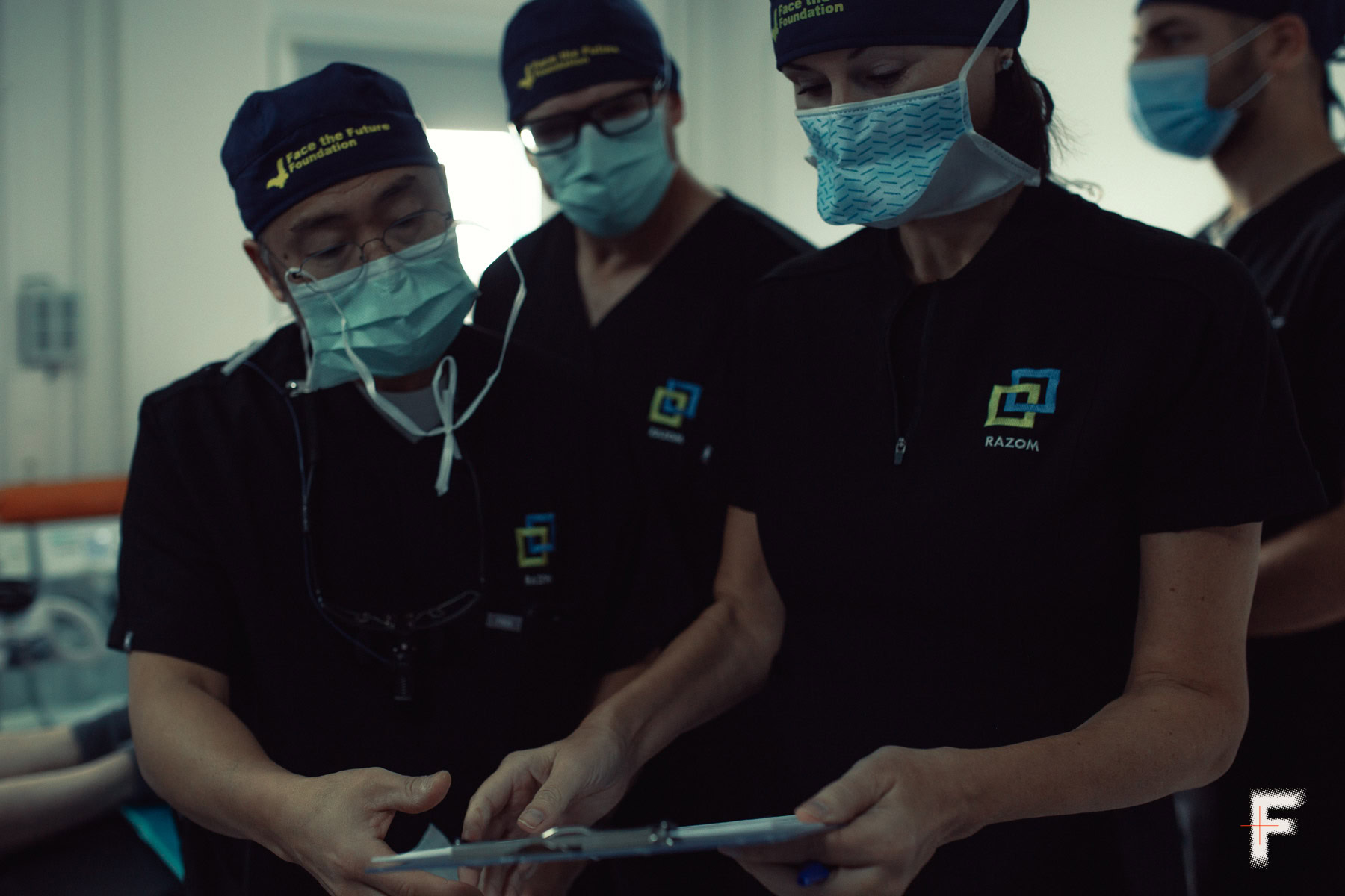 Обличчям до майбутнього: як міжнародна команда хірургів рятує обличчя військовим