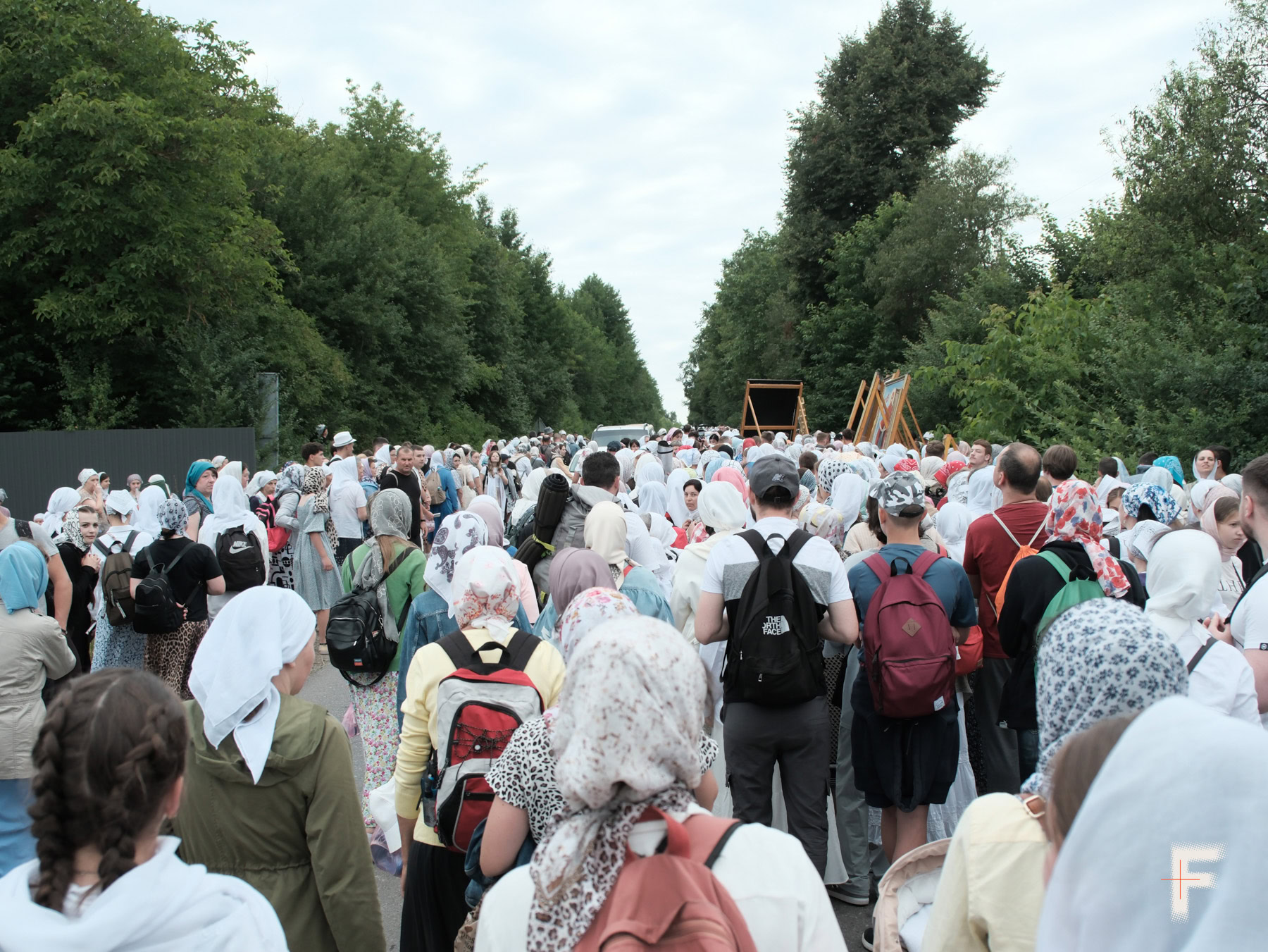 Сотні прочан йдуть дорогою під час хресної ходи, Буковина