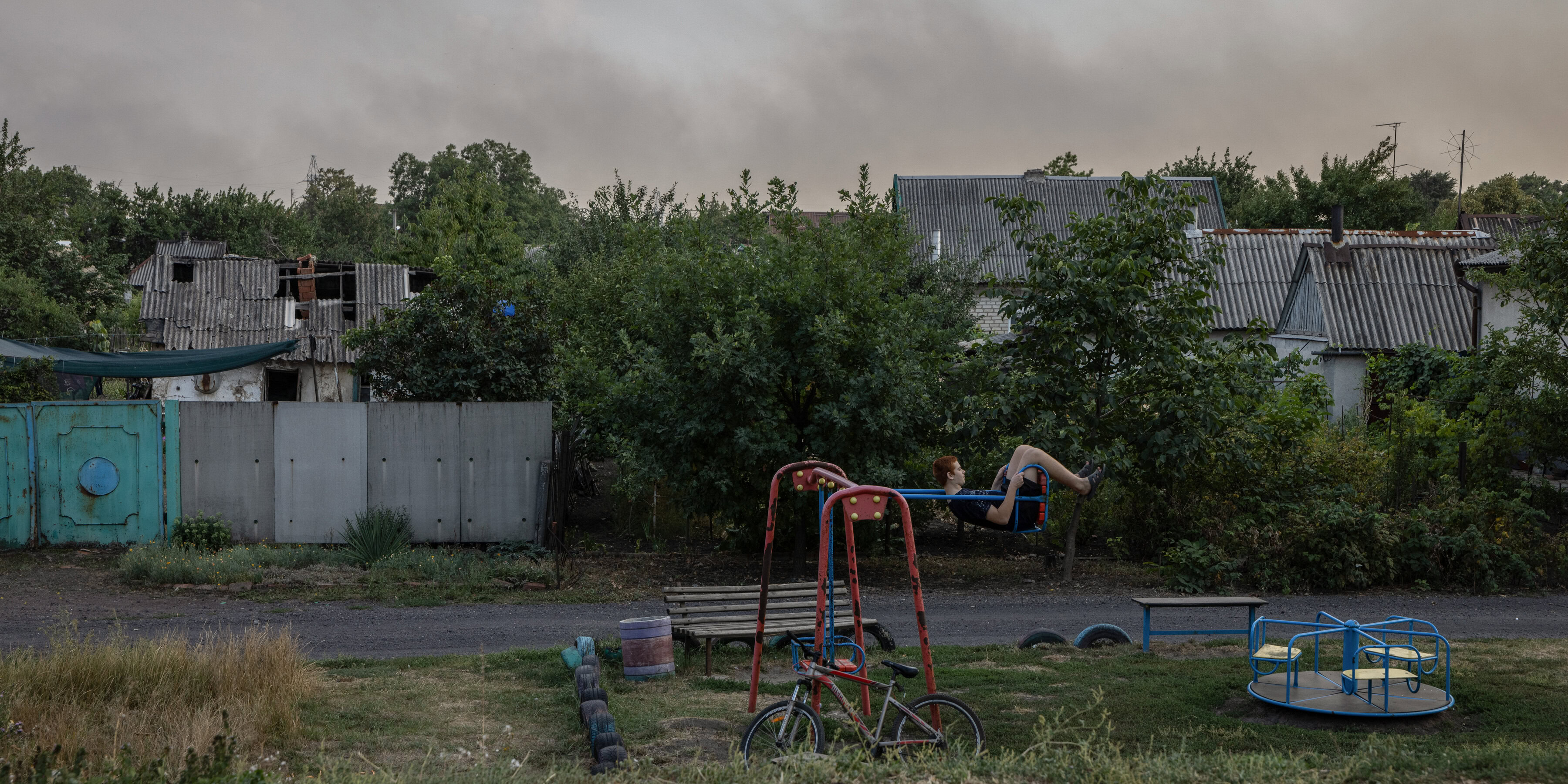 Хлопчик на фоні вибухів Покровськ