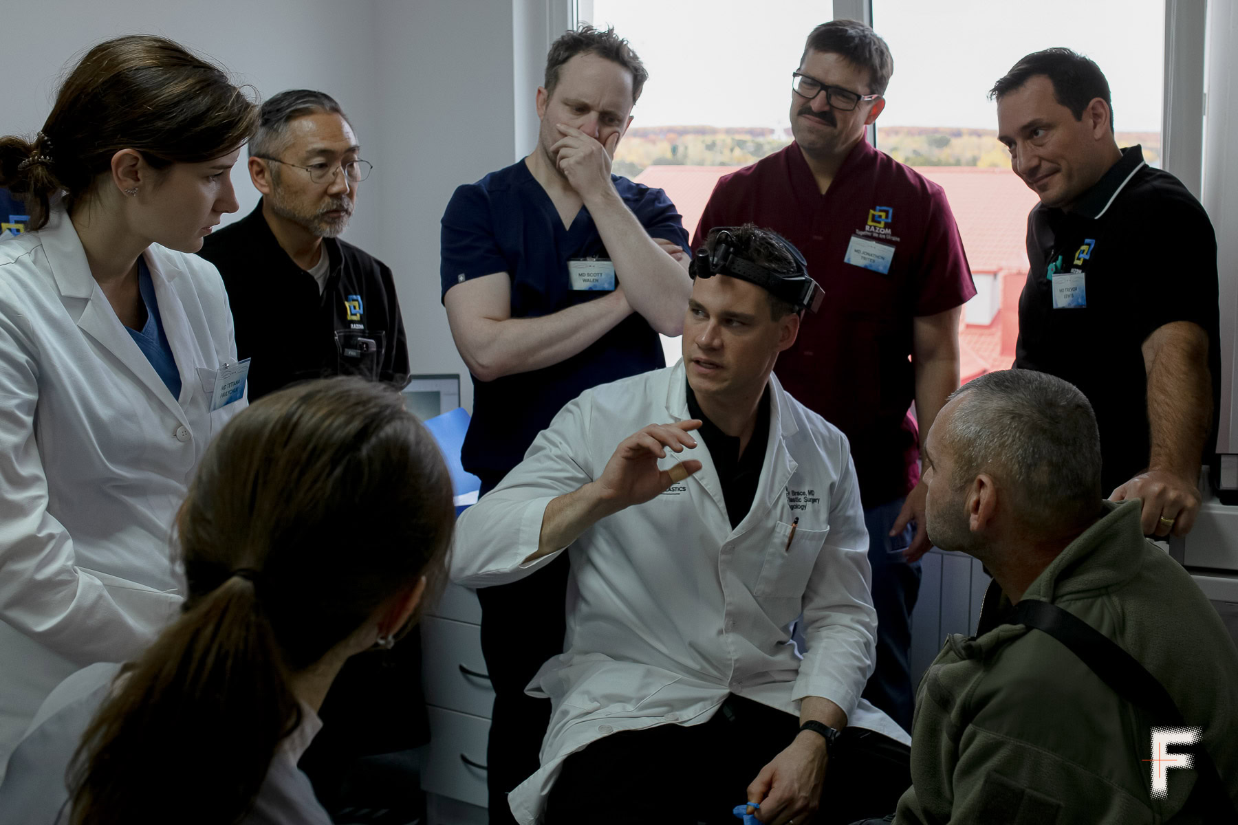 Обличчям до майбутнього: як міжнародна команда хірургів рятує обличчя військовим