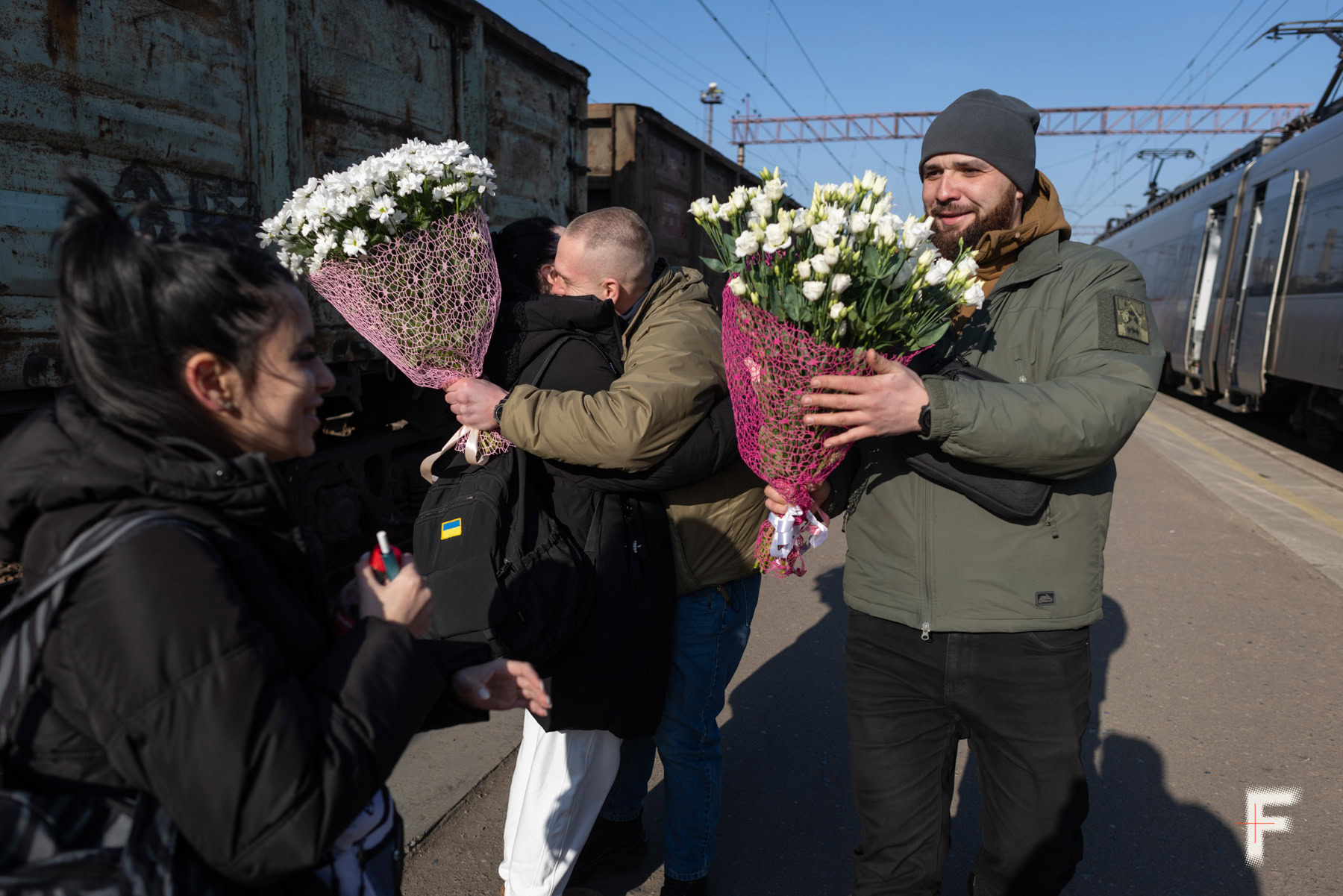 Військові зустрічають своїх коханих на пероні вокзалу в Краматорську, Донецька область, 2025 рік.