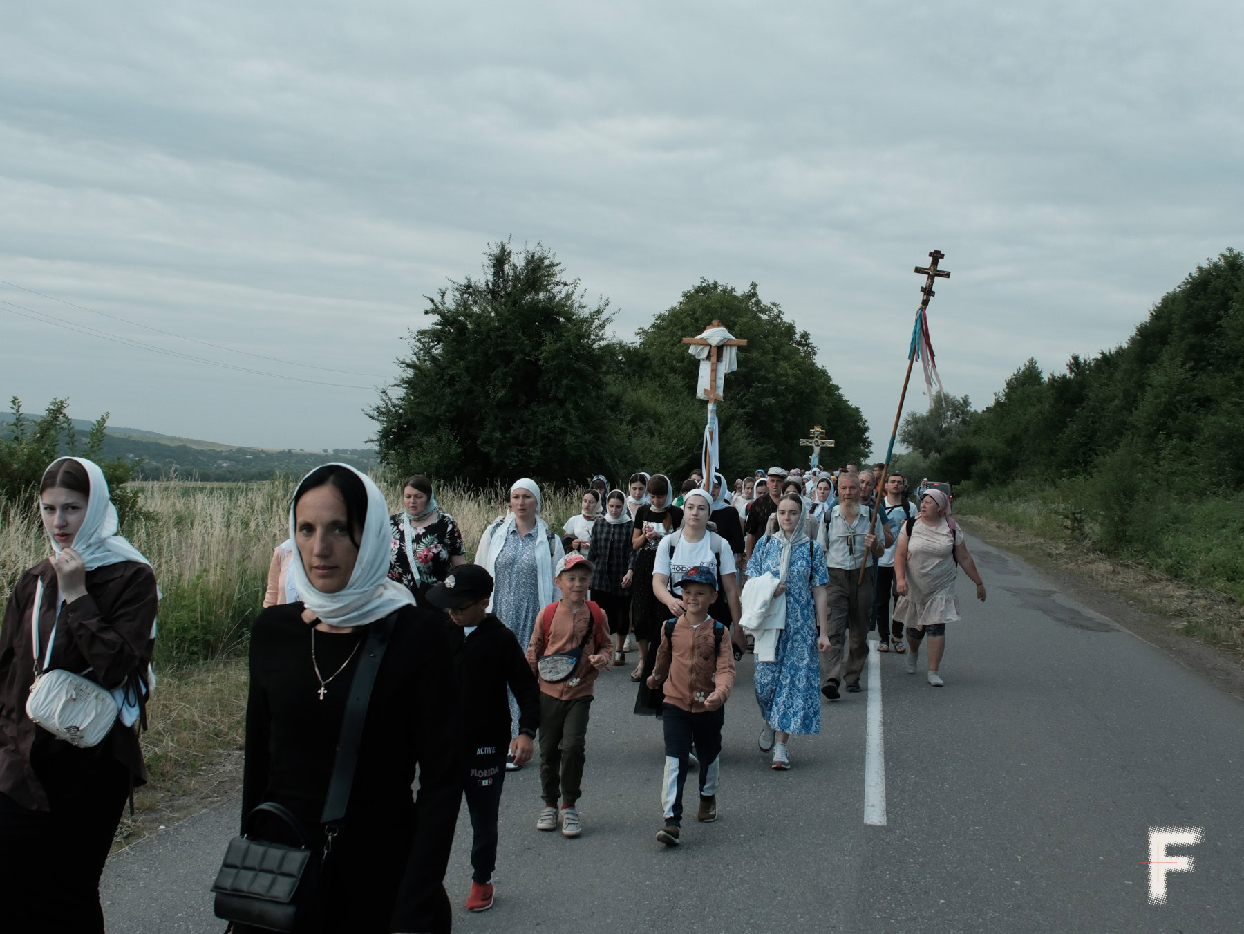 Група паломників несе хрести та ікони під час хресної ходи в Чернівецькій області