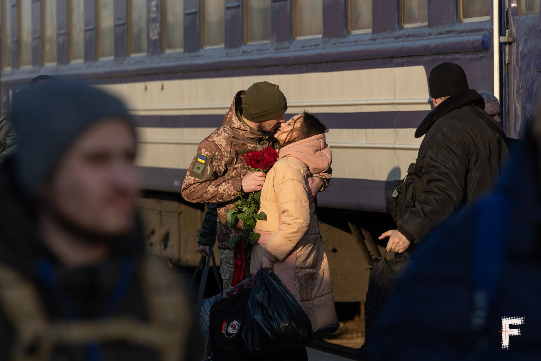 Військовий цілує кохану на пероні вокзалу Краматорська під час зустрічі, 2025 рік.