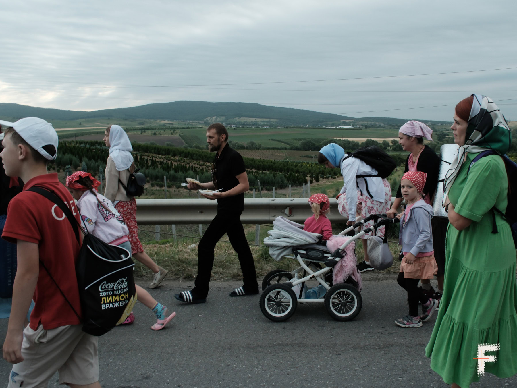 Люди з дітьми під час хресної ходи, релігійна подія, Україна
