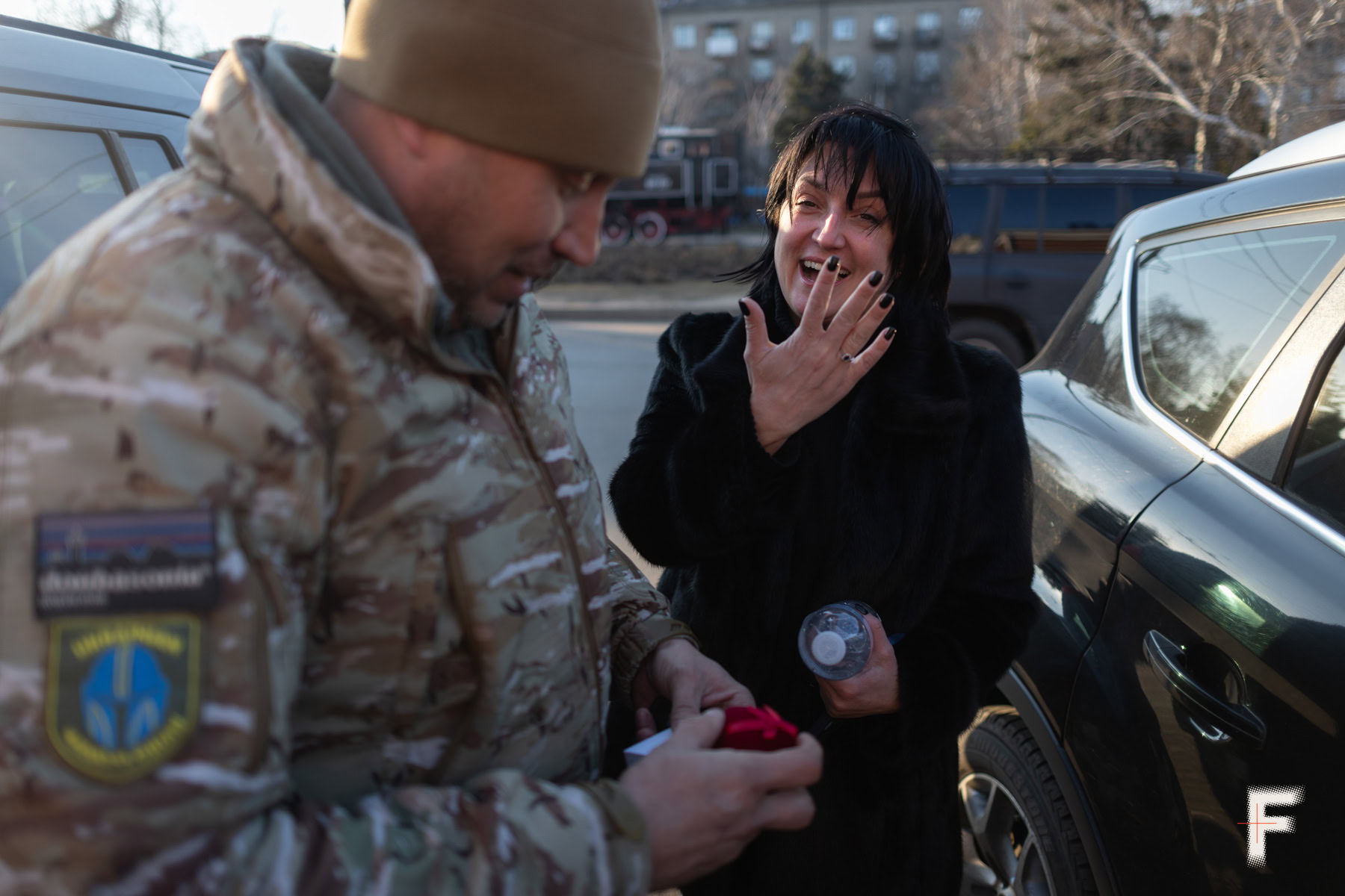 Військовий робить пропозицію коханій на вокзалі Краматорська, 2025 рік.