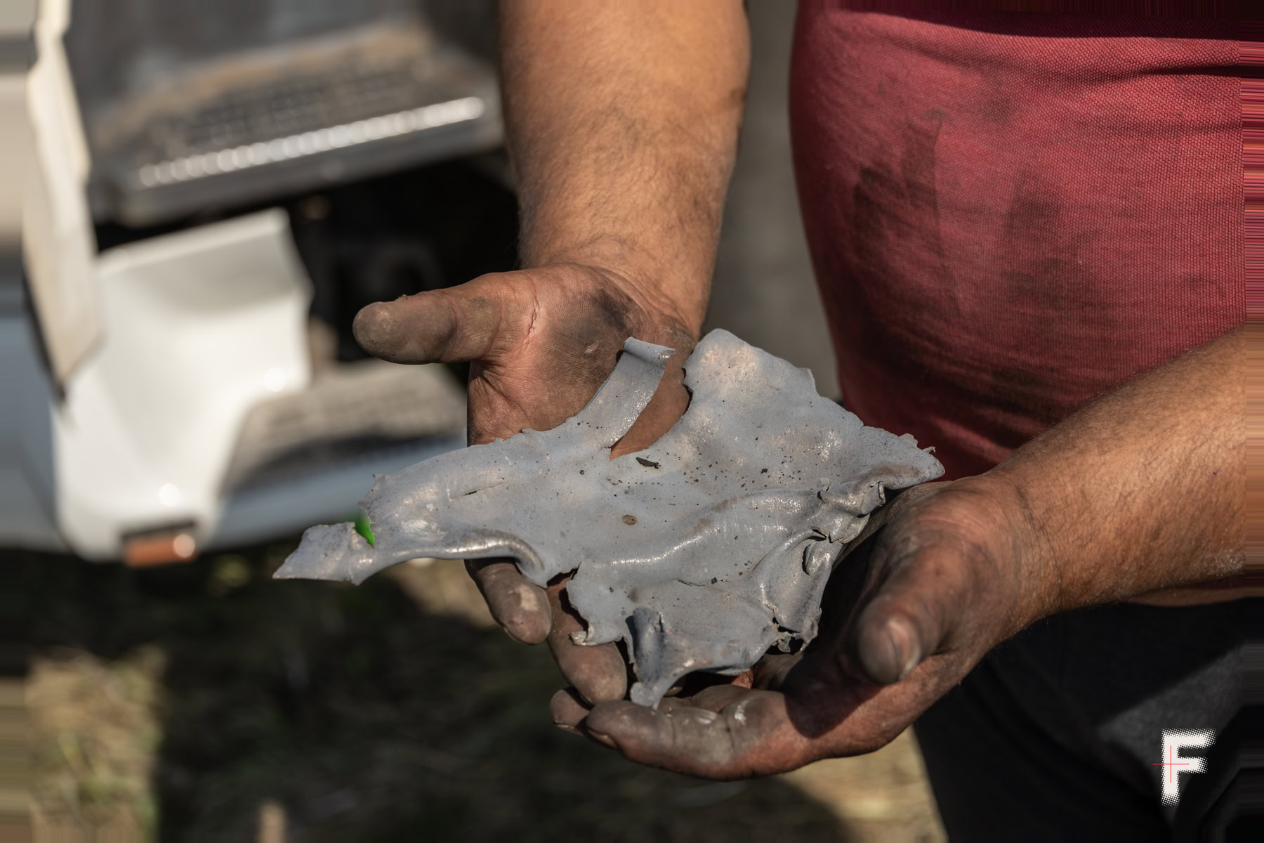 40-річний водій В’ячеслав знімає на телефон наслідки атаки; його вантажівка була єдиним джерелом прибутку родини.