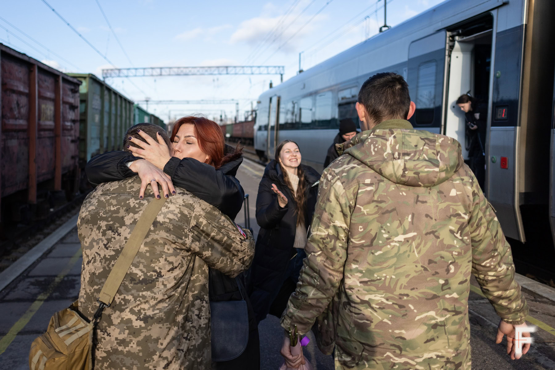 Військові зустрічають своїх коханих на пероні вокзалу Краматорська, Донецька область, 30 листопада 2023 року.