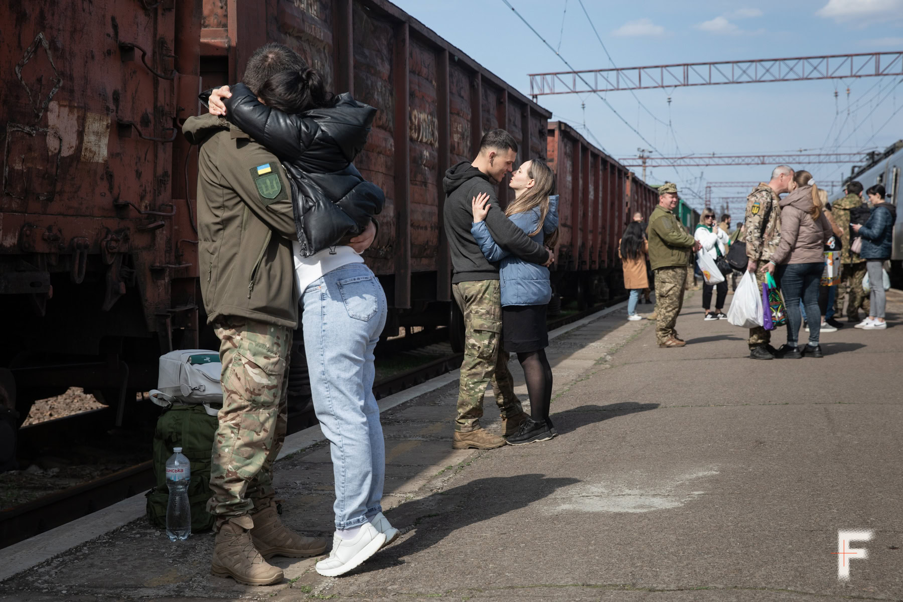 Військові проводжають коханих на потяг до Києва на пероні вокзалу Краматорська, 9 квітня 2023 року.