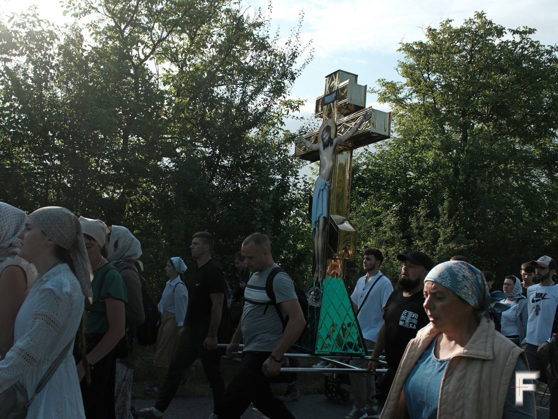 Група паломників несе великий хрест під час традиційної хресної ходи, Буковина